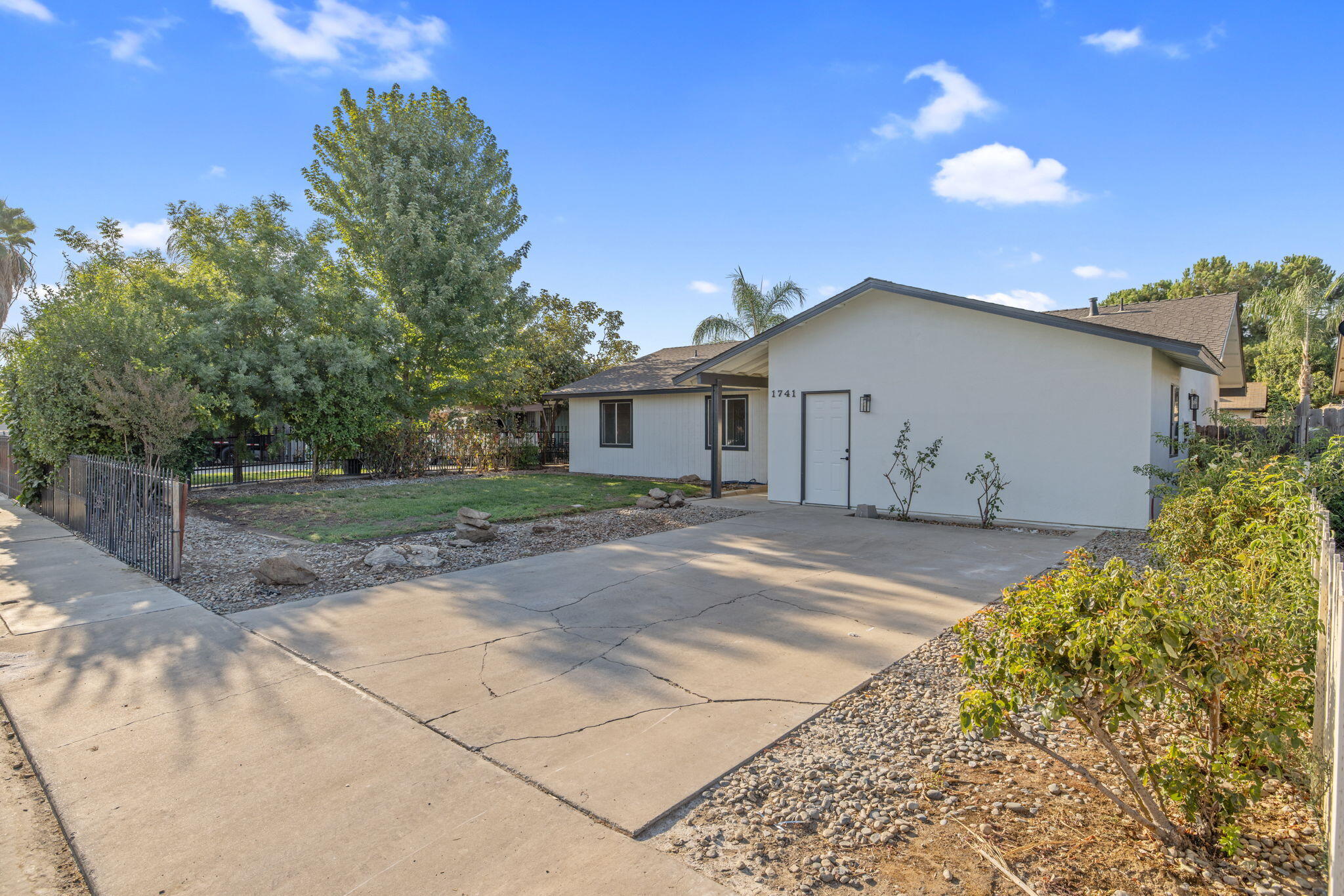 1741 W Vine Ave, Visalia, CA 93291