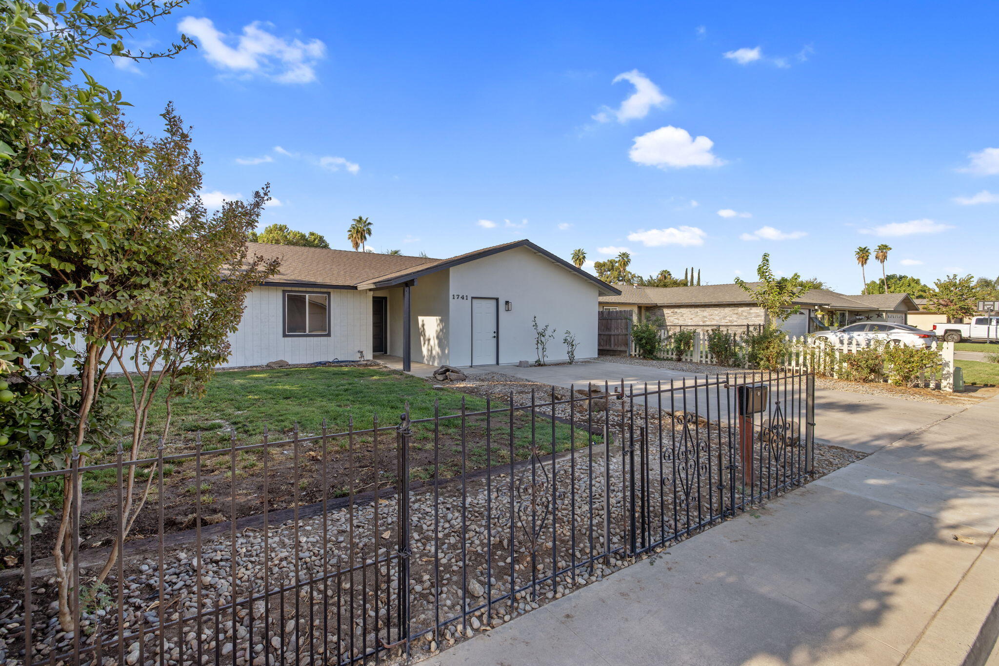 1741 W Vine Ave, Visalia, CA 93291