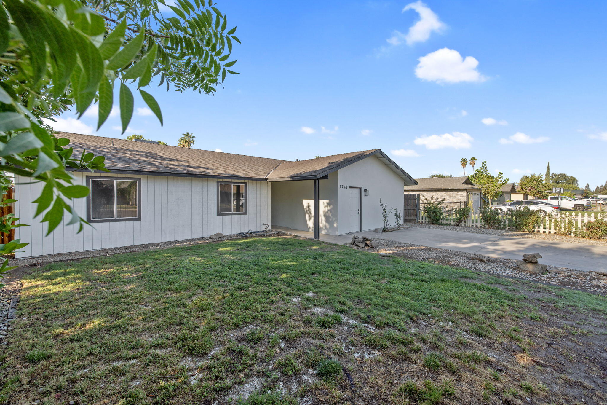 1741 W Vine Ave, Visalia, CA 93291