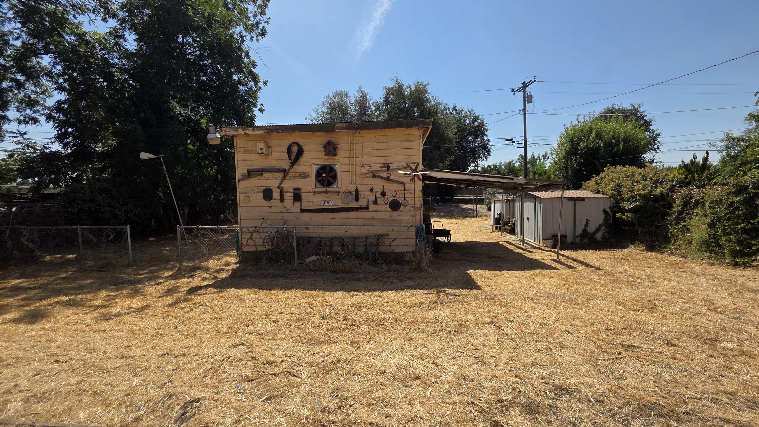 631 E Costner St, Farmersville, CA 93223
