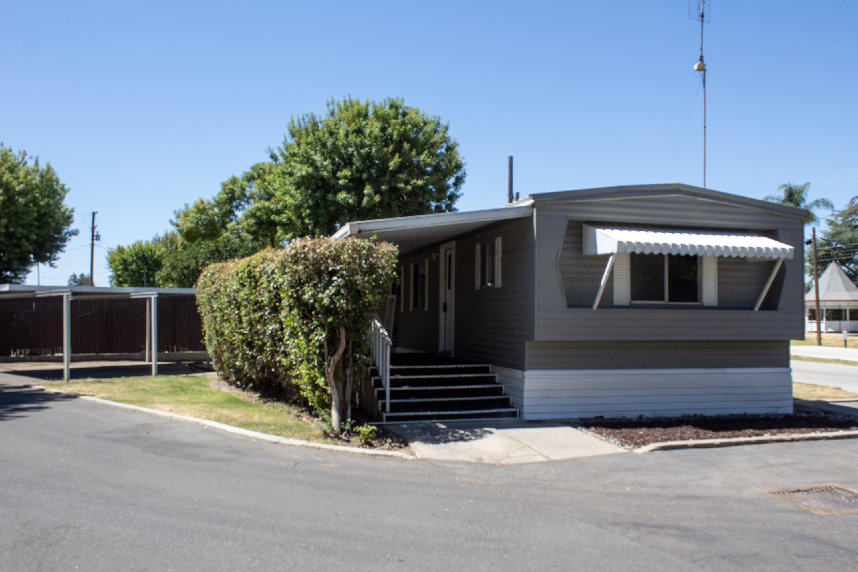 820 S Chinowth St #12, Visalia, CA 93277