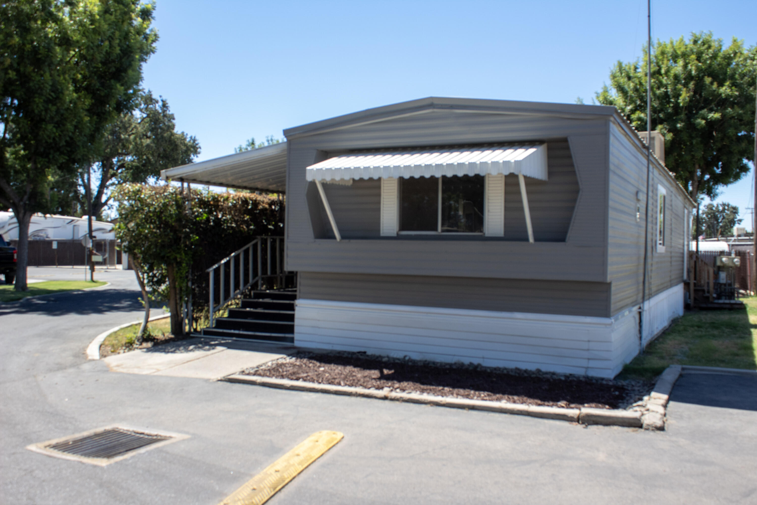 820 S Chinowth St #12, Visalia, CA 93277