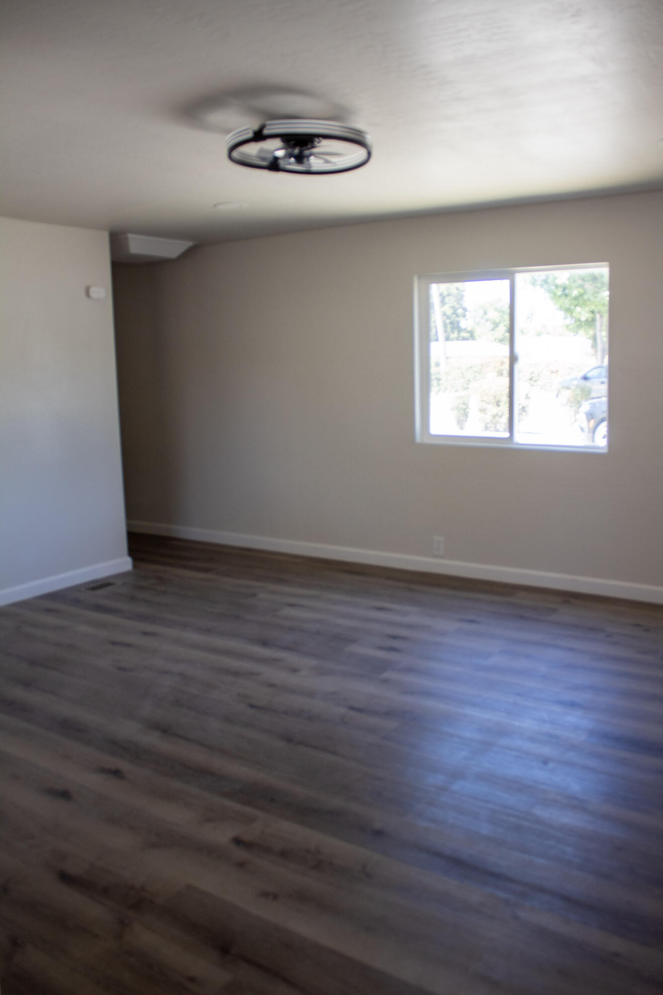 820 S Chinowth St #12, Visalia, CA 93277