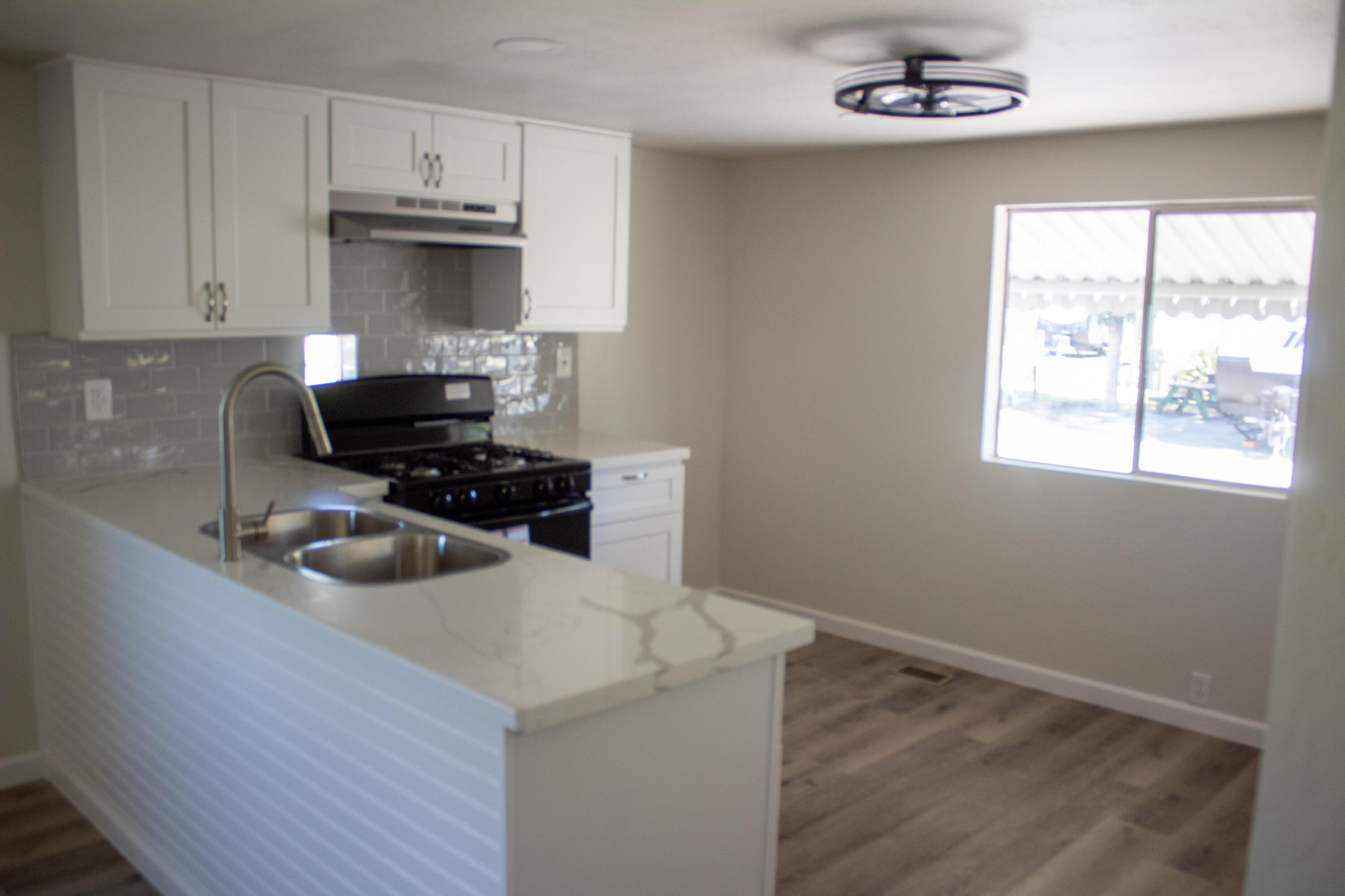 820 S Chinowth St #12, Visalia, CA 93277
