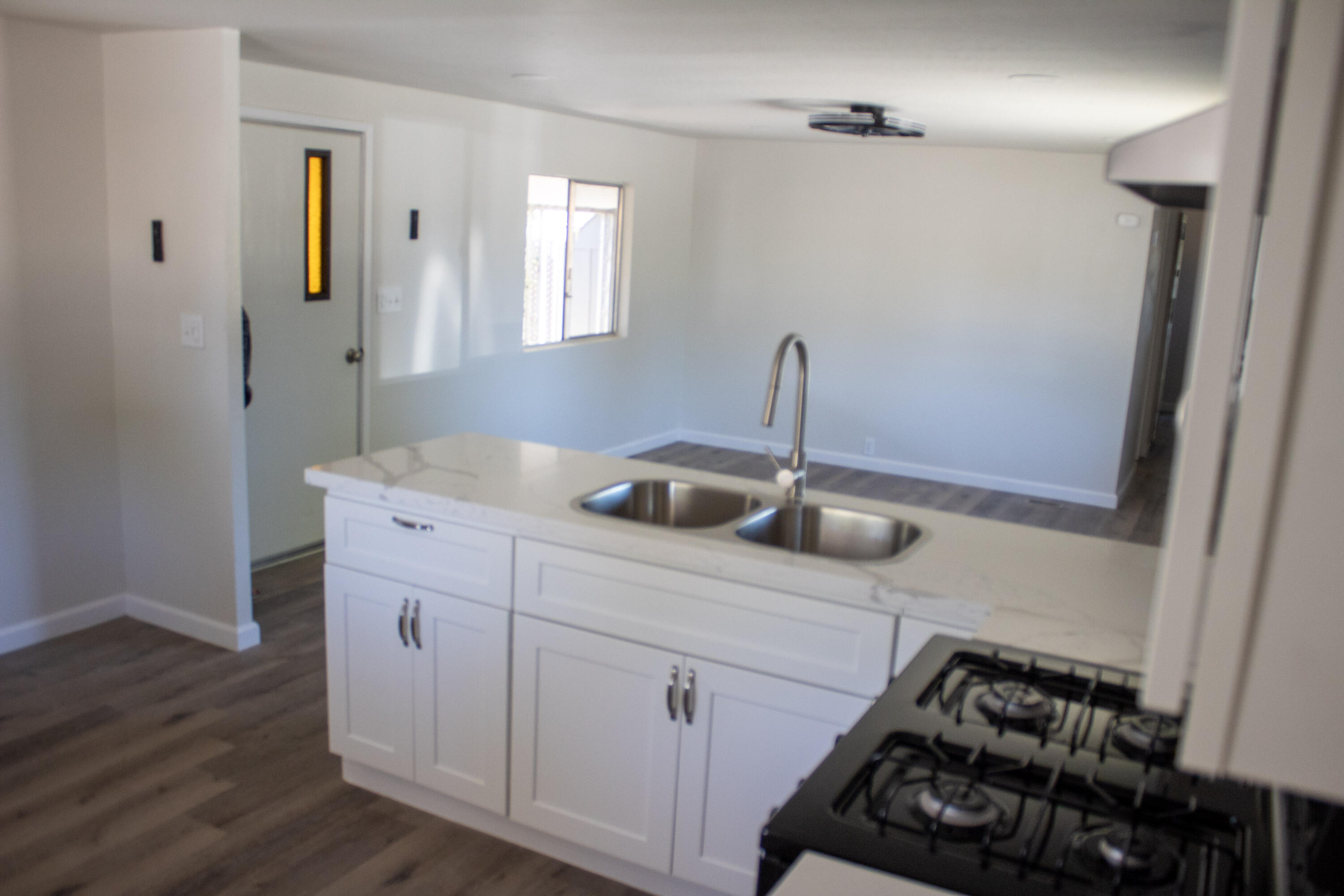 820 S Chinowth St #12, Visalia, CA 93277