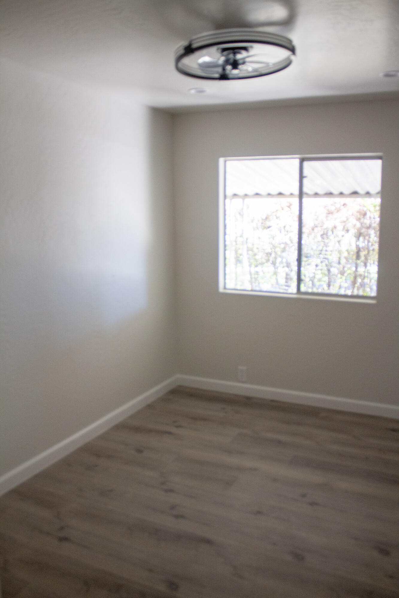 820 S Chinowth St #12, Visalia, CA 93277