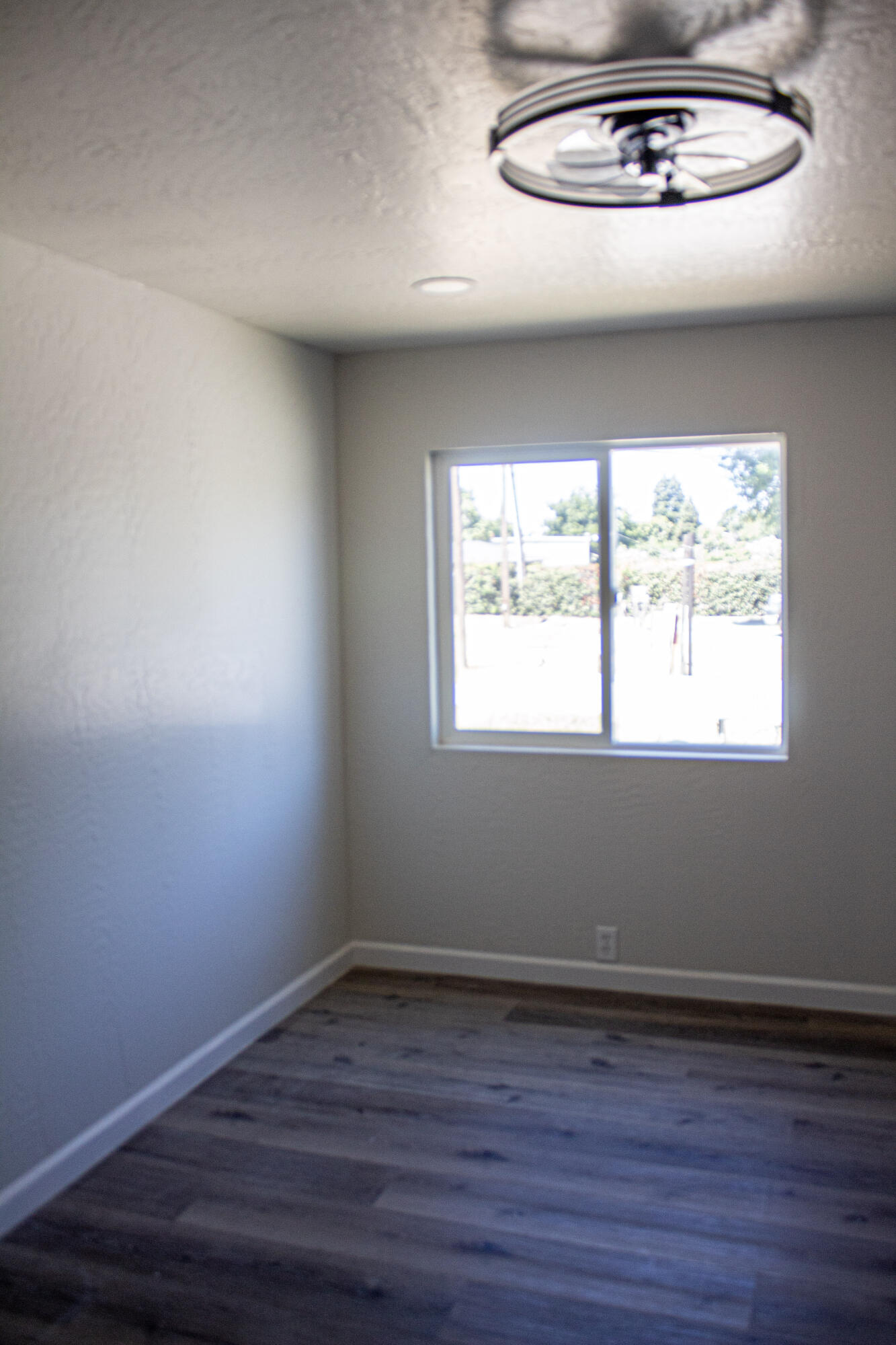 820 S Chinowth St #12, Visalia, CA 93277
