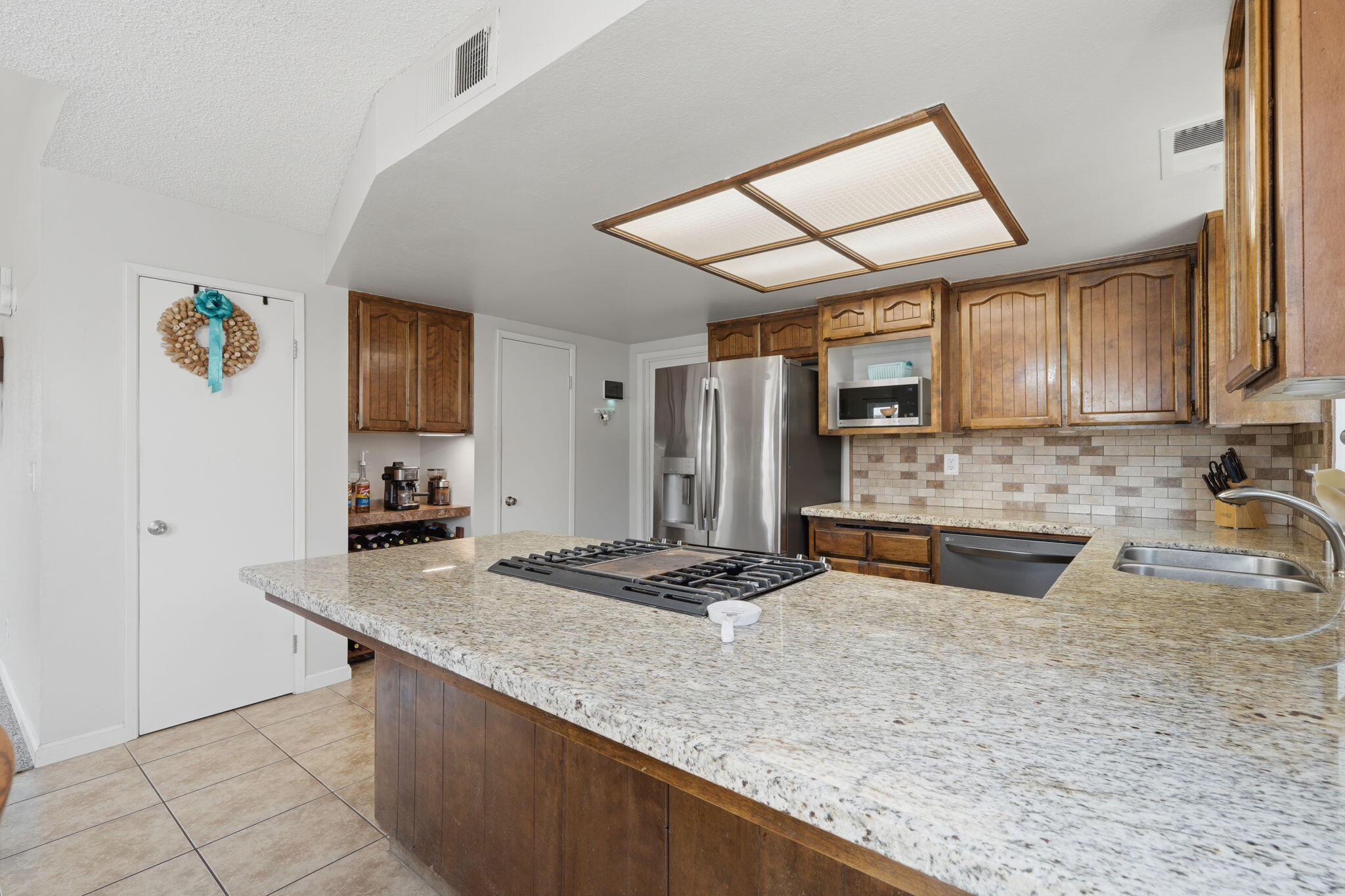 1143 E Ferguson Ave, Visalia, CA 93292