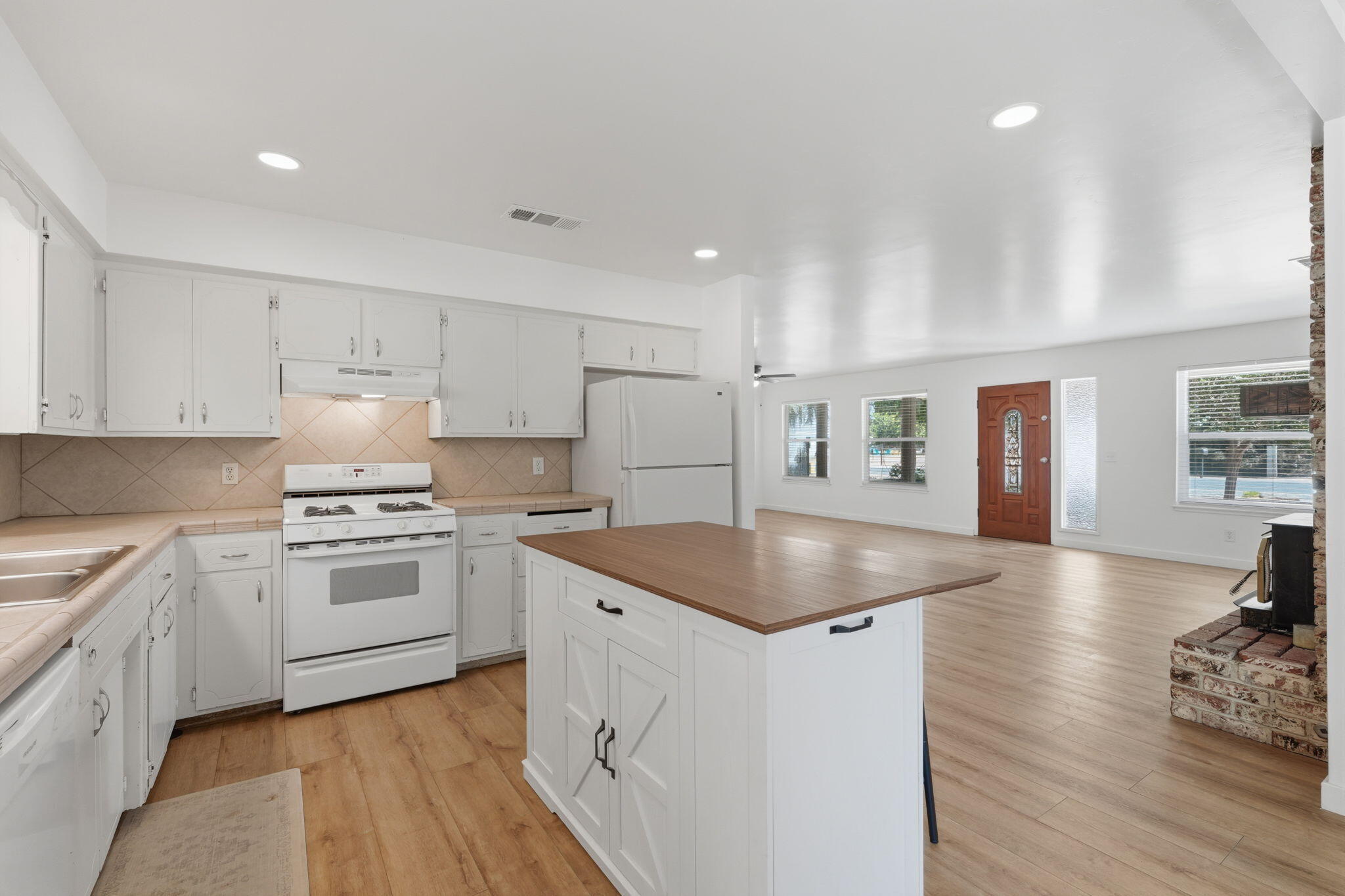 351 S Cornucopia Rd, Exeter, CA 93221