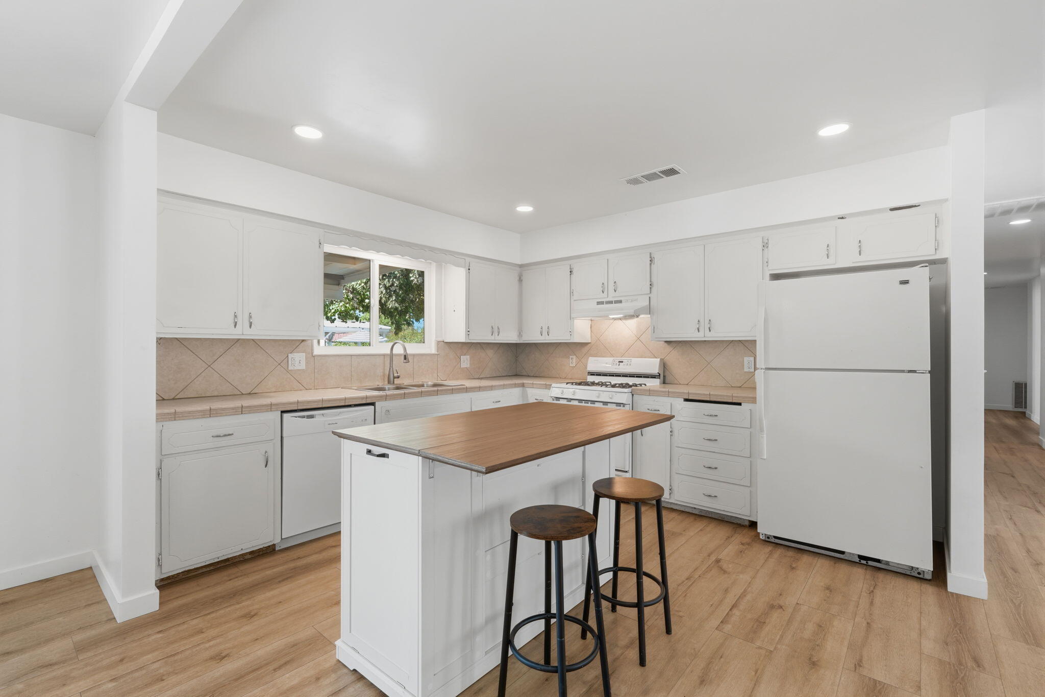 351 S Cornucopia Rd, Exeter, CA 93221
