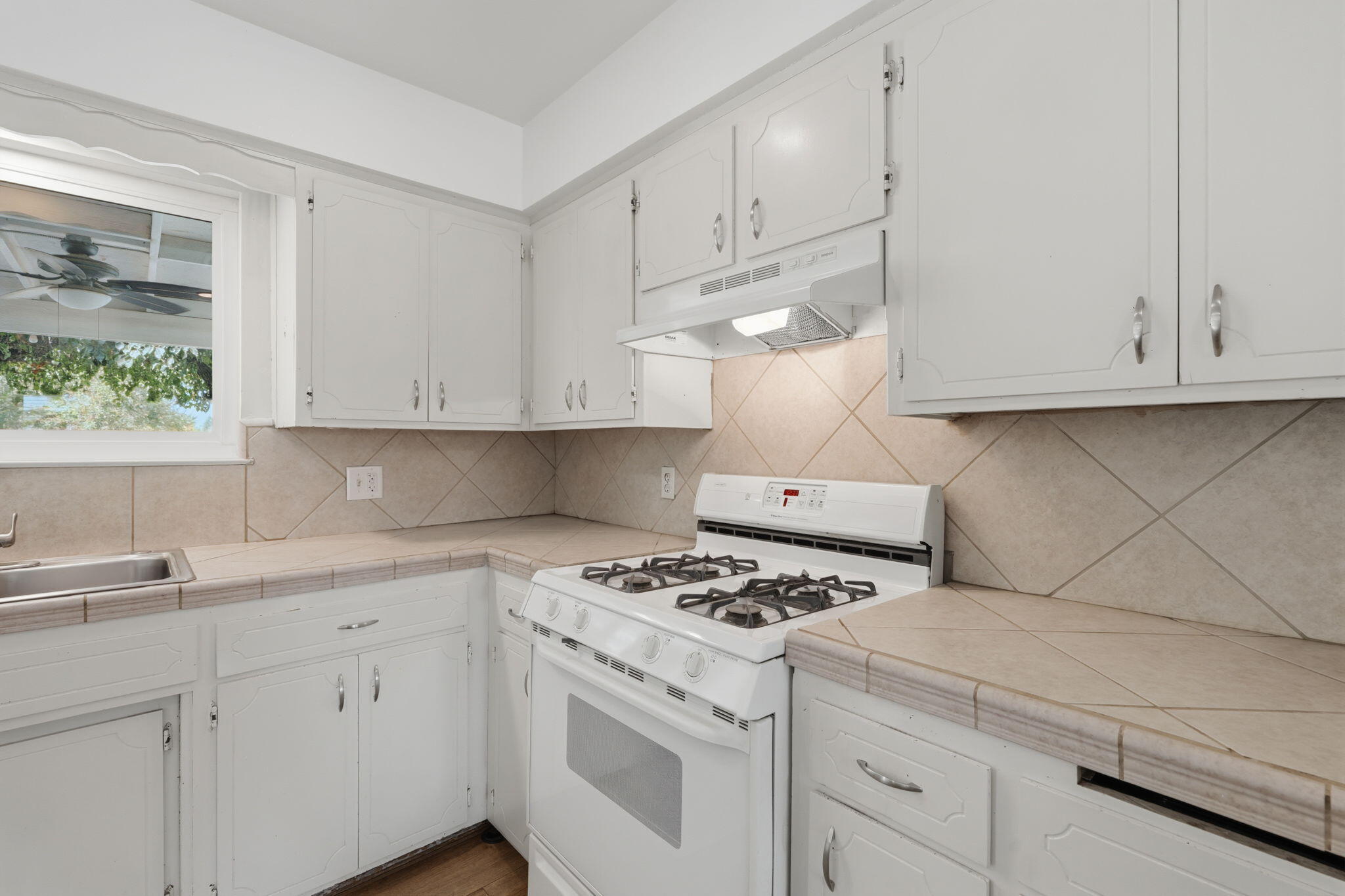 351 S Cornucopia Rd, Exeter, CA 93221