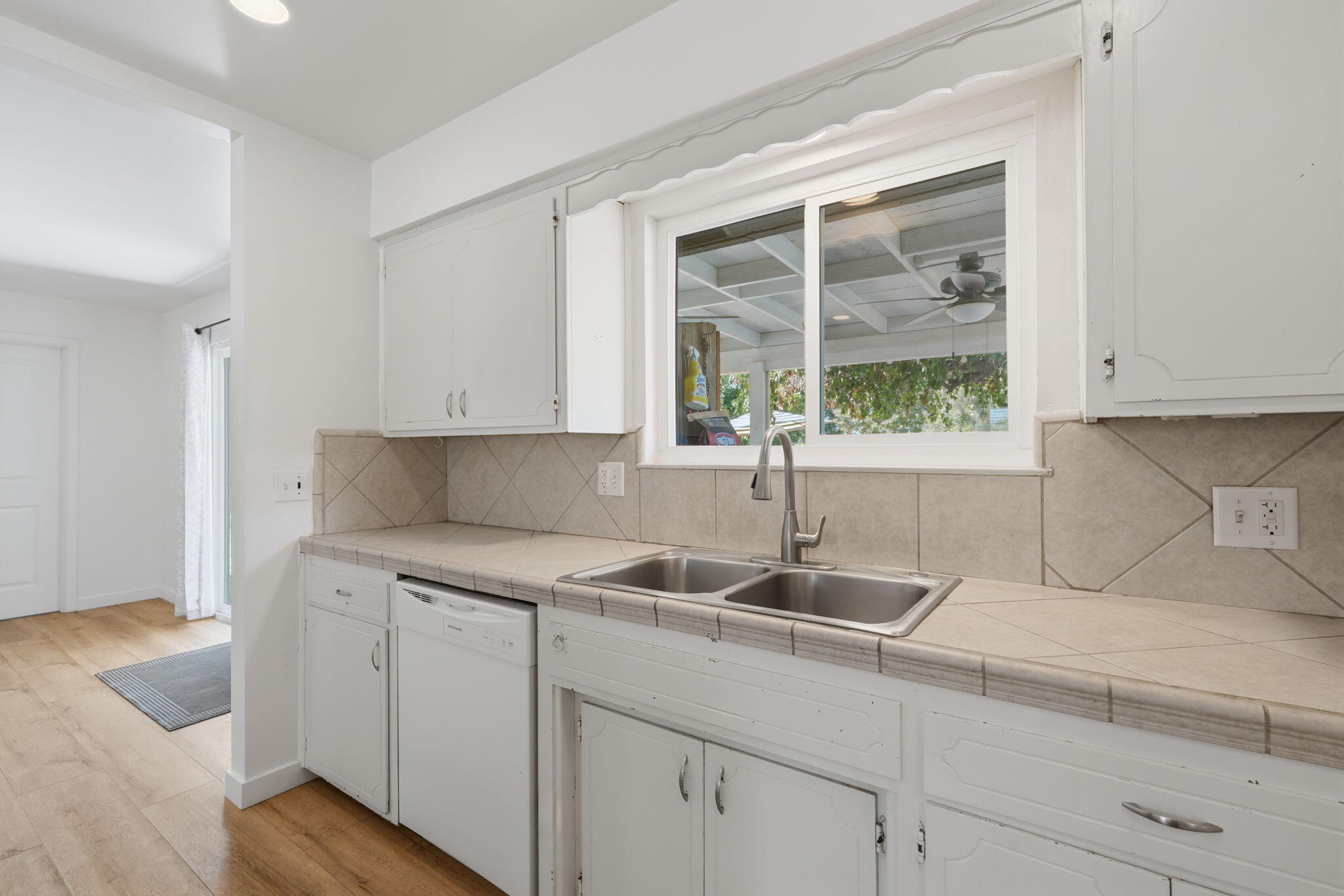 351 S Cornucopia Rd, Exeter, CA 93221