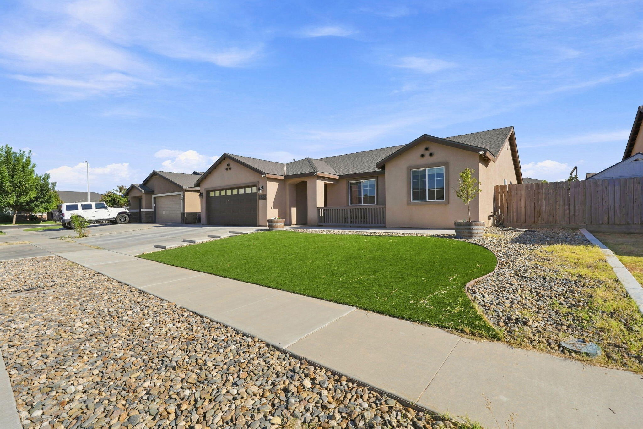 1835 W Santa Cruz Dr, Tulare, CA 93274