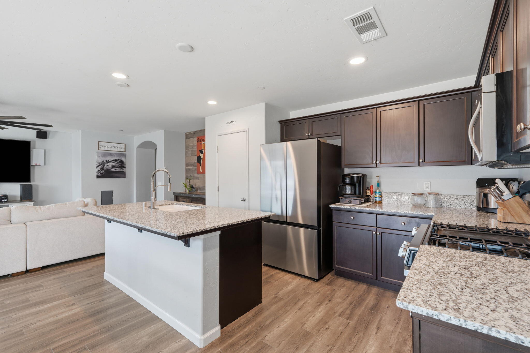 1835 W Santa Cruz Dr, Tulare, CA 93274