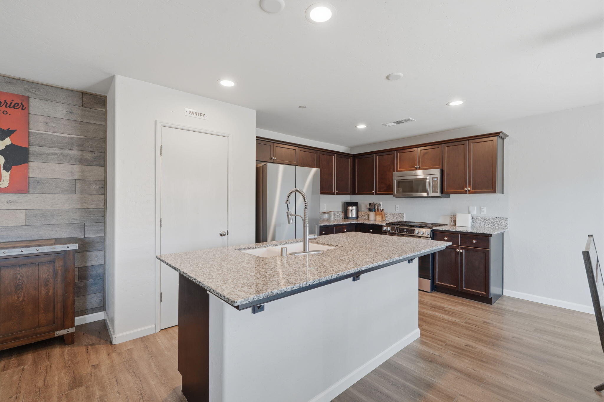 1835 W Santa Cruz Dr, Tulare, CA 93274