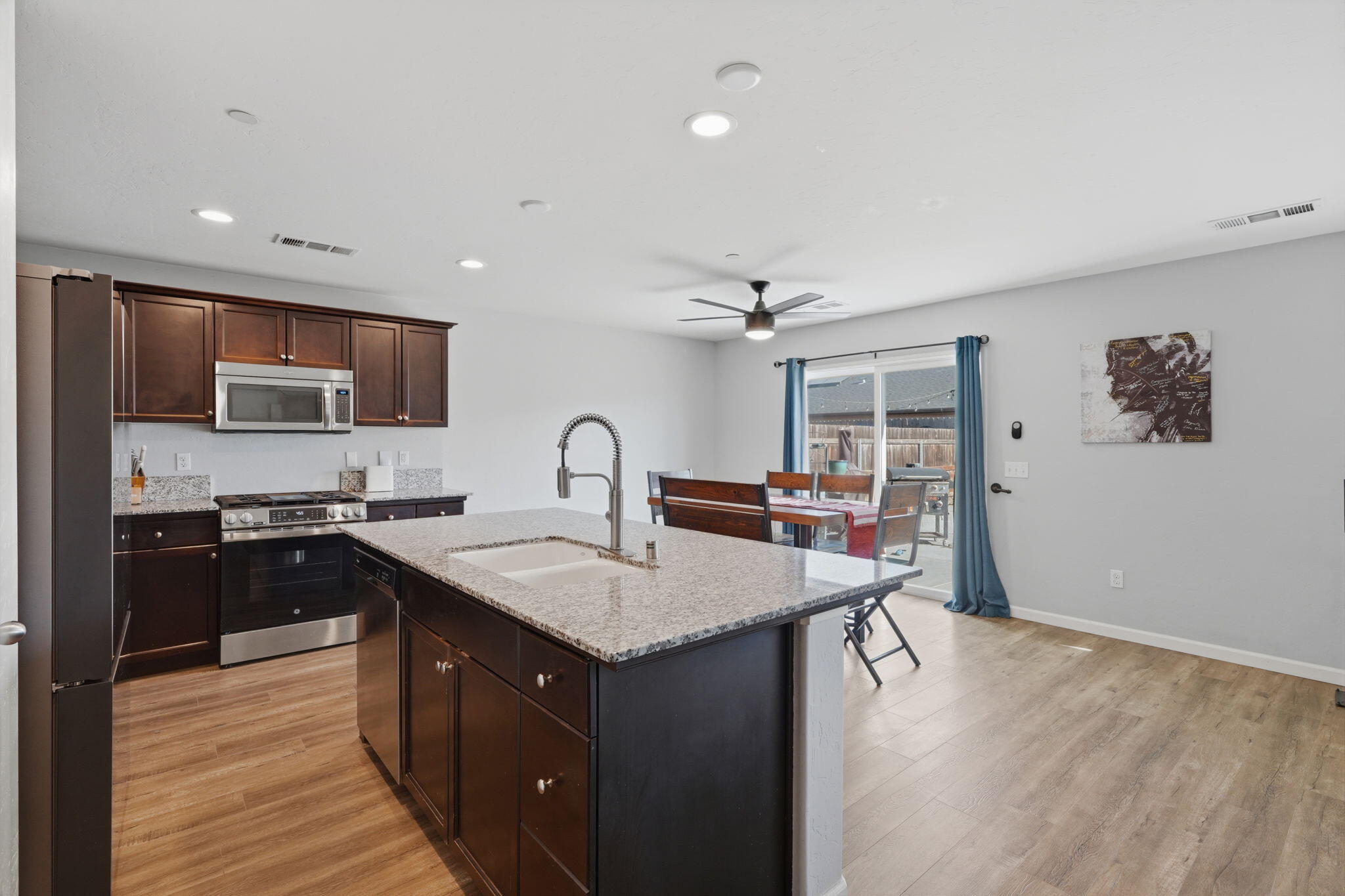 1835 W Santa Cruz Dr, Tulare, CA 93274