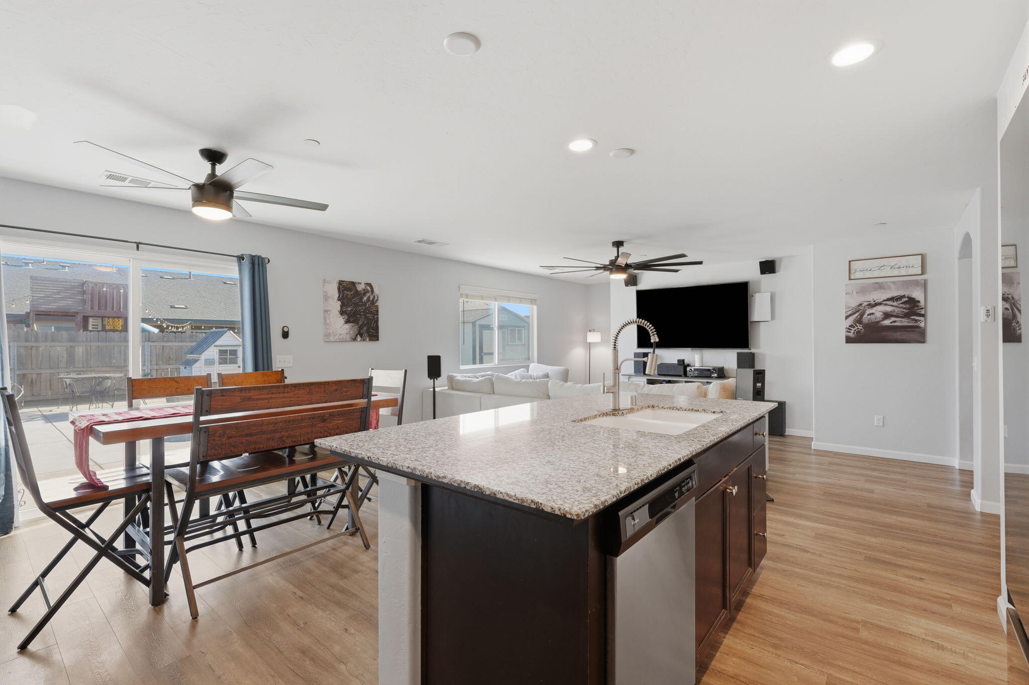 1835 W Santa Cruz Dr, Tulare, CA 93274