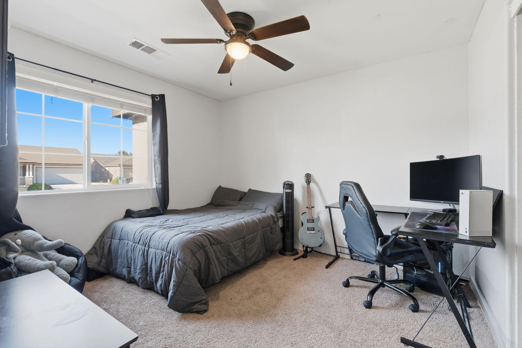 1835 W Santa Cruz Dr, Tulare, CA 93274