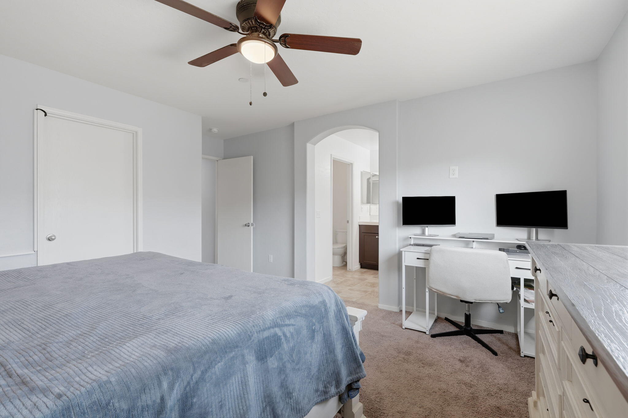 1835 W Santa Cruz Dr, Tulare, CA 93274