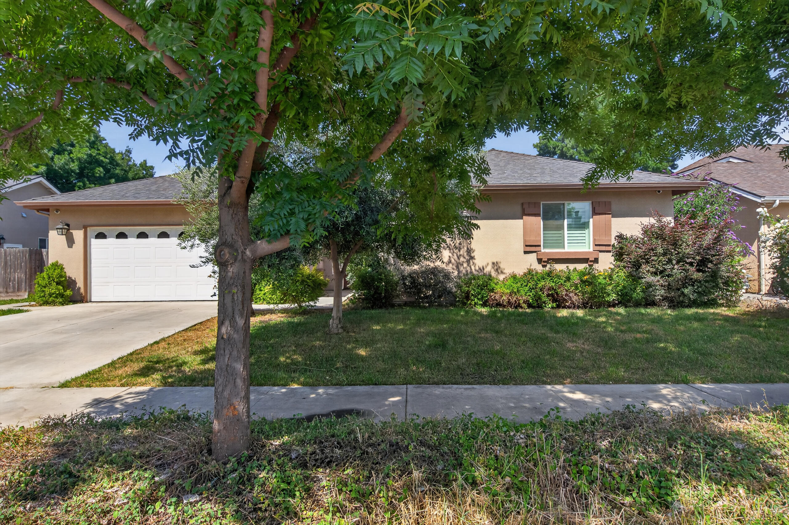 2113 S Columbus Ct, Visalia, CA 93277