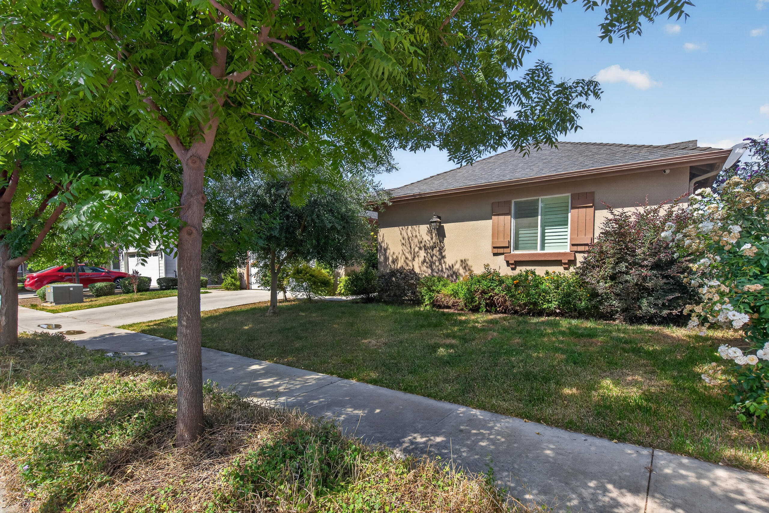 2113 S Columbus Ct, Visalia, CA 93277
