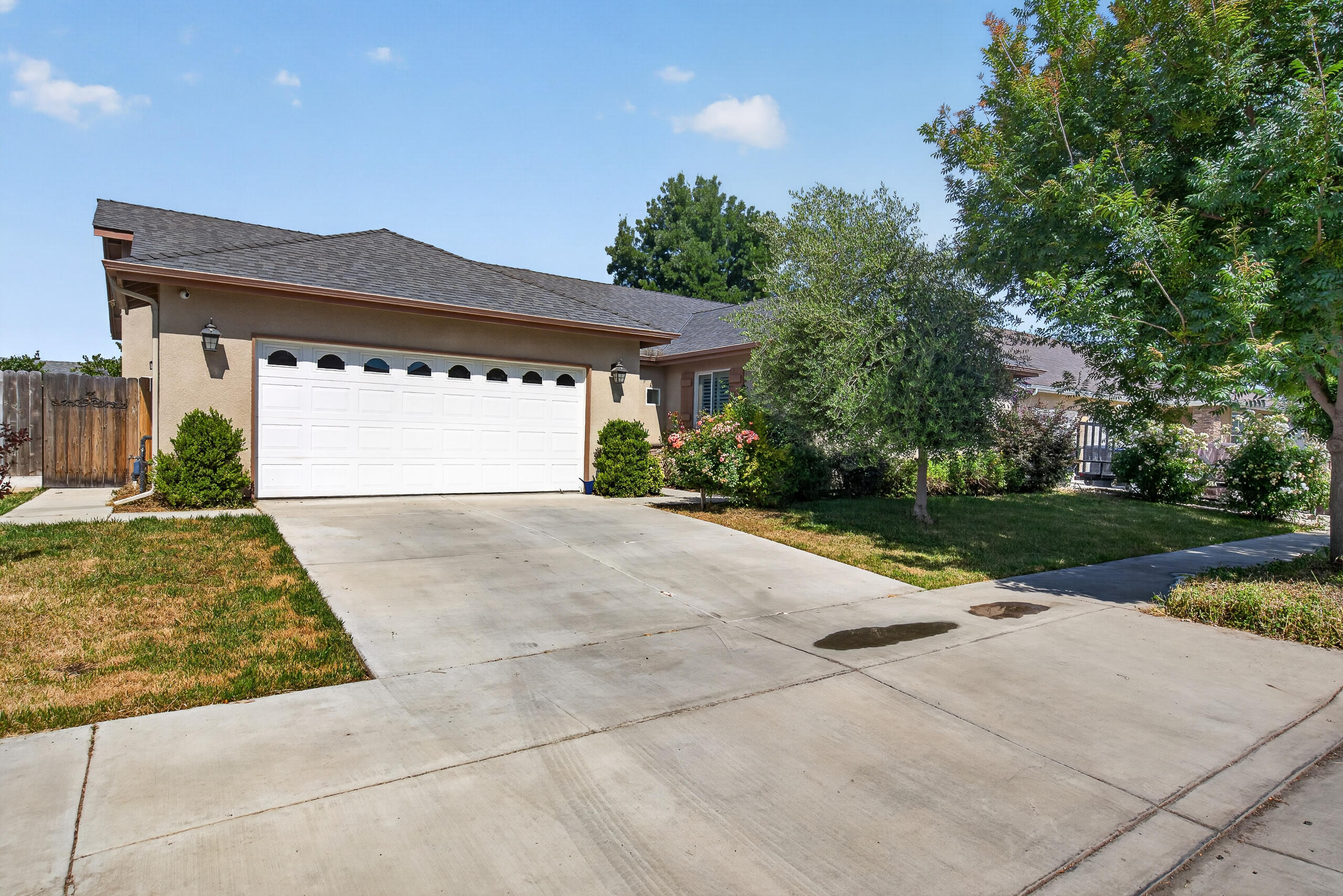 2113 S Columbus Ct, Visalia, CA 93277
