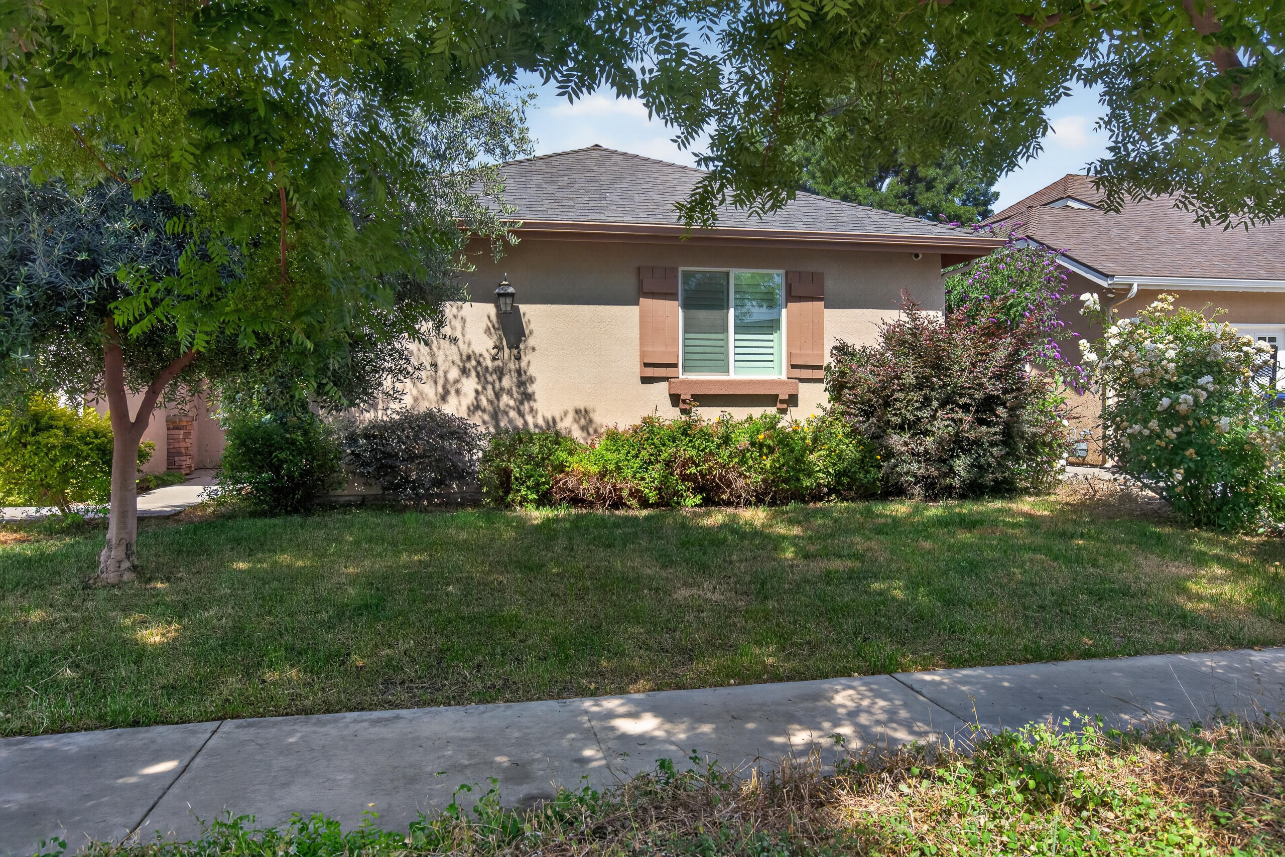2113 S Columbus Ct, Visalia, CA 93277