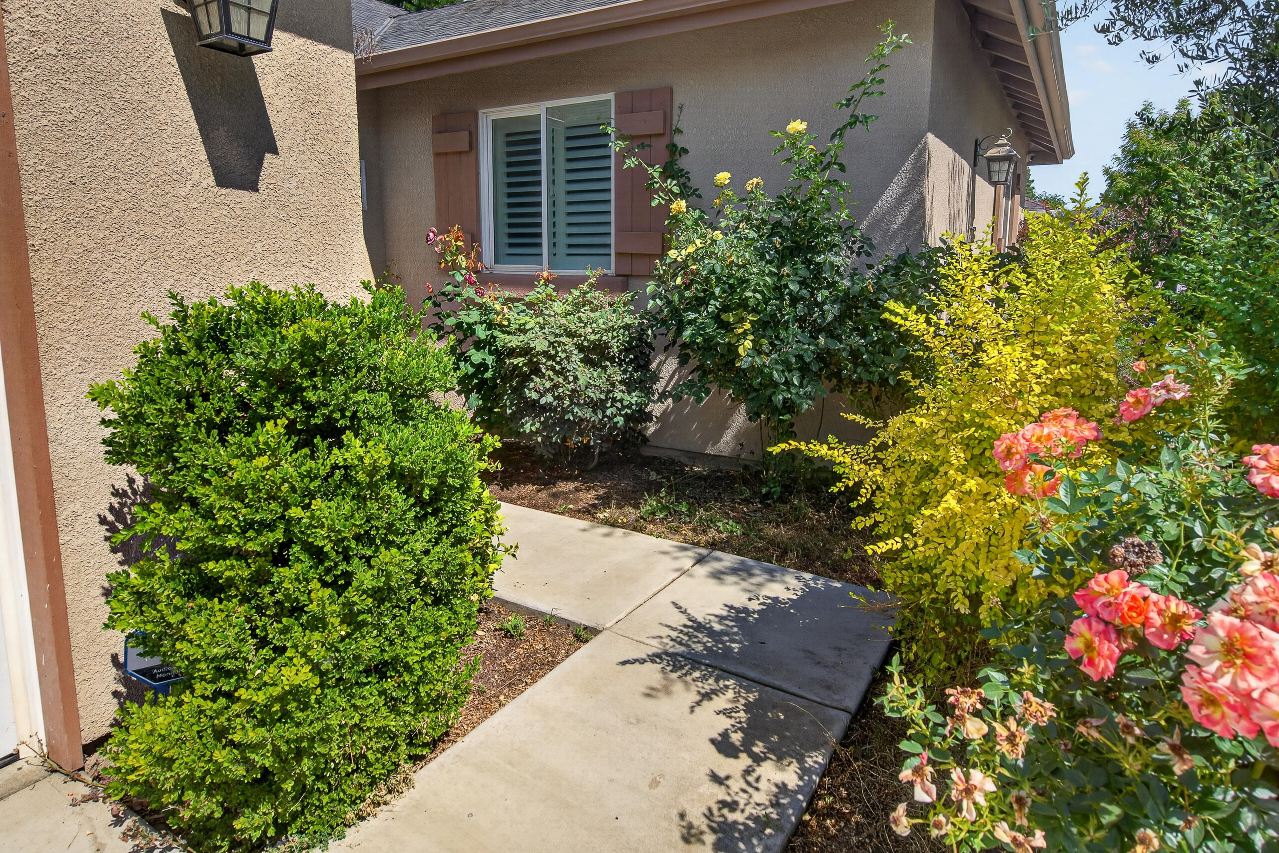 2113 S Columbus Ct, Visalia, CA 93277