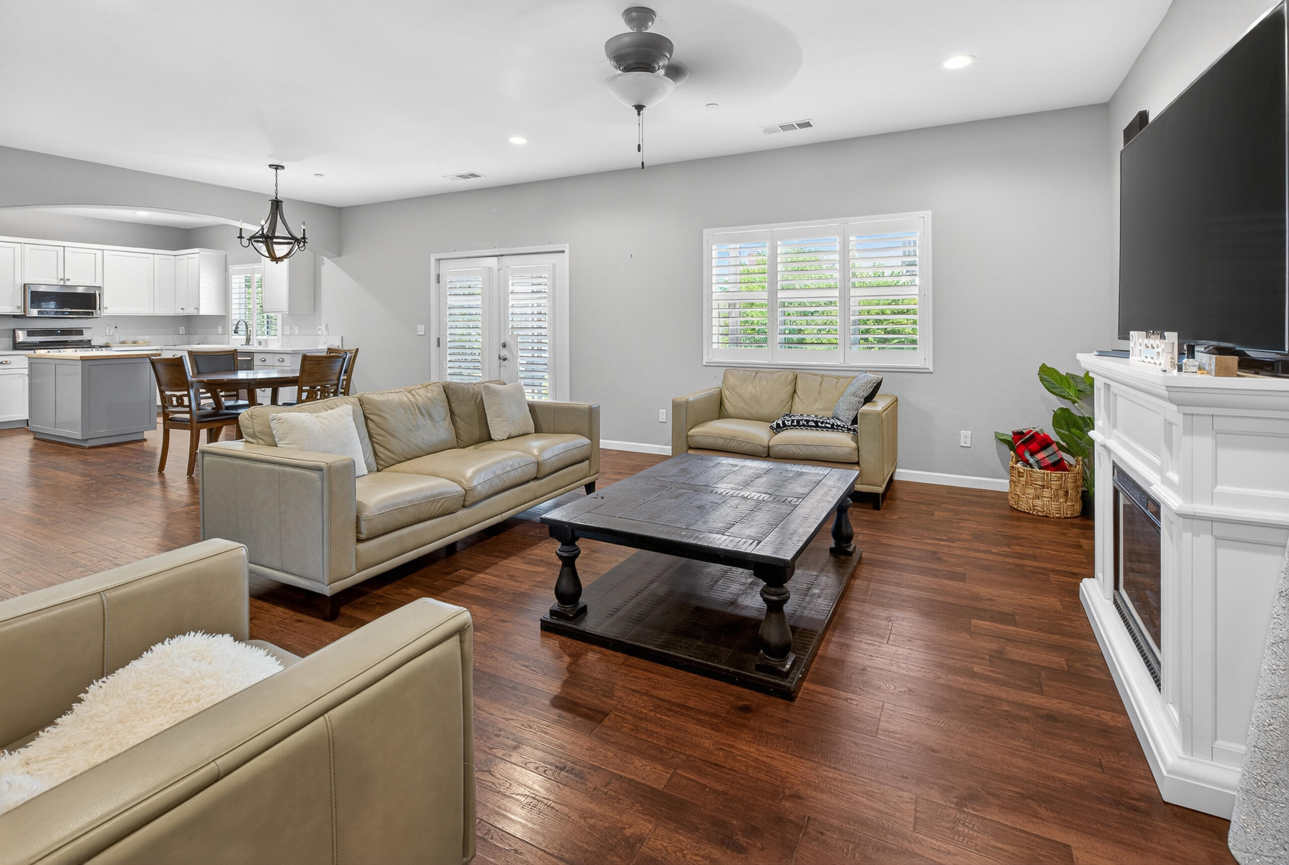 2113 S Columbus Ct, Visalia, CA 93277