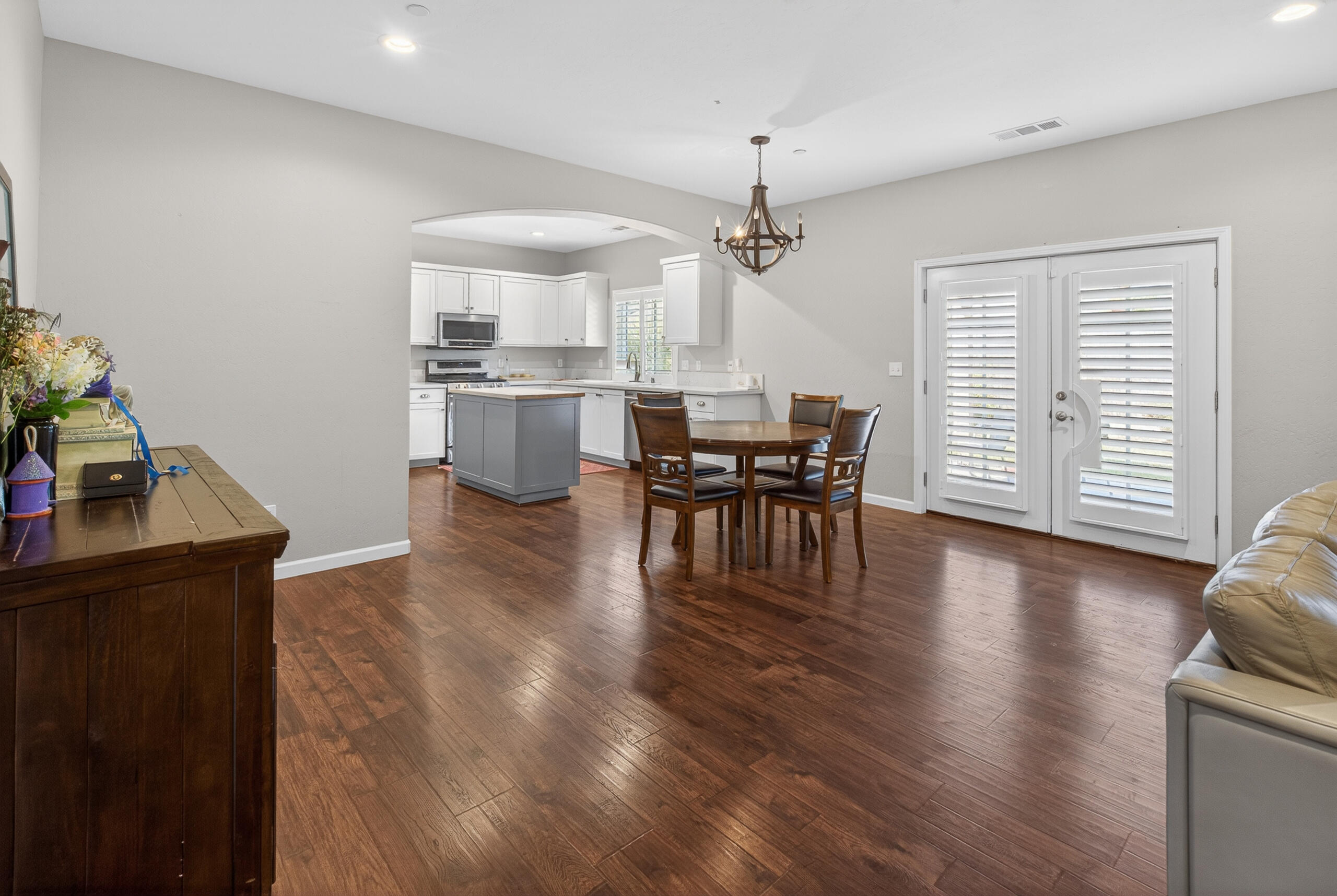 2113 S Columbus Ct, Visalia, CA 93277