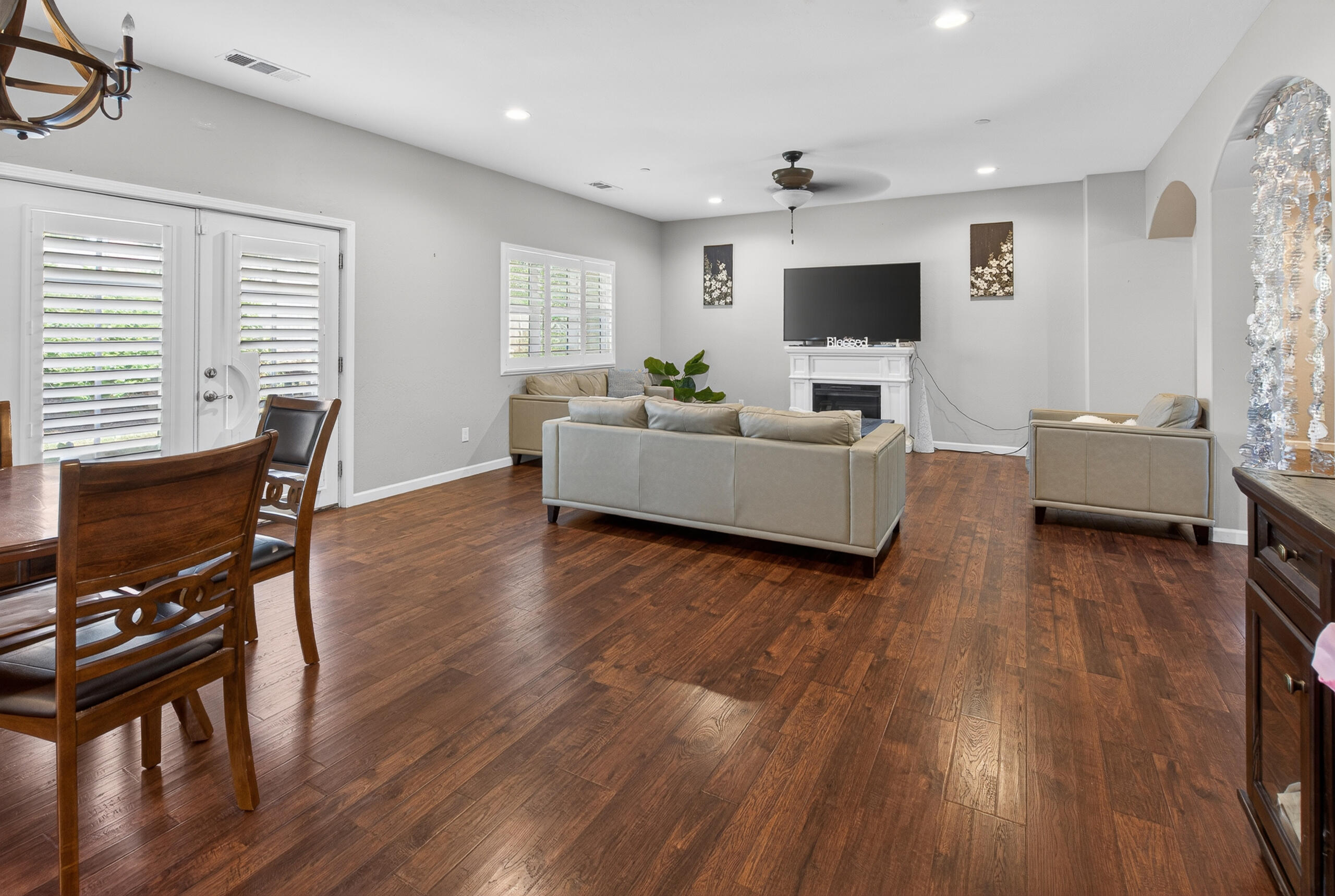 2113 S Columbus Ct, Visalia, CA 93277