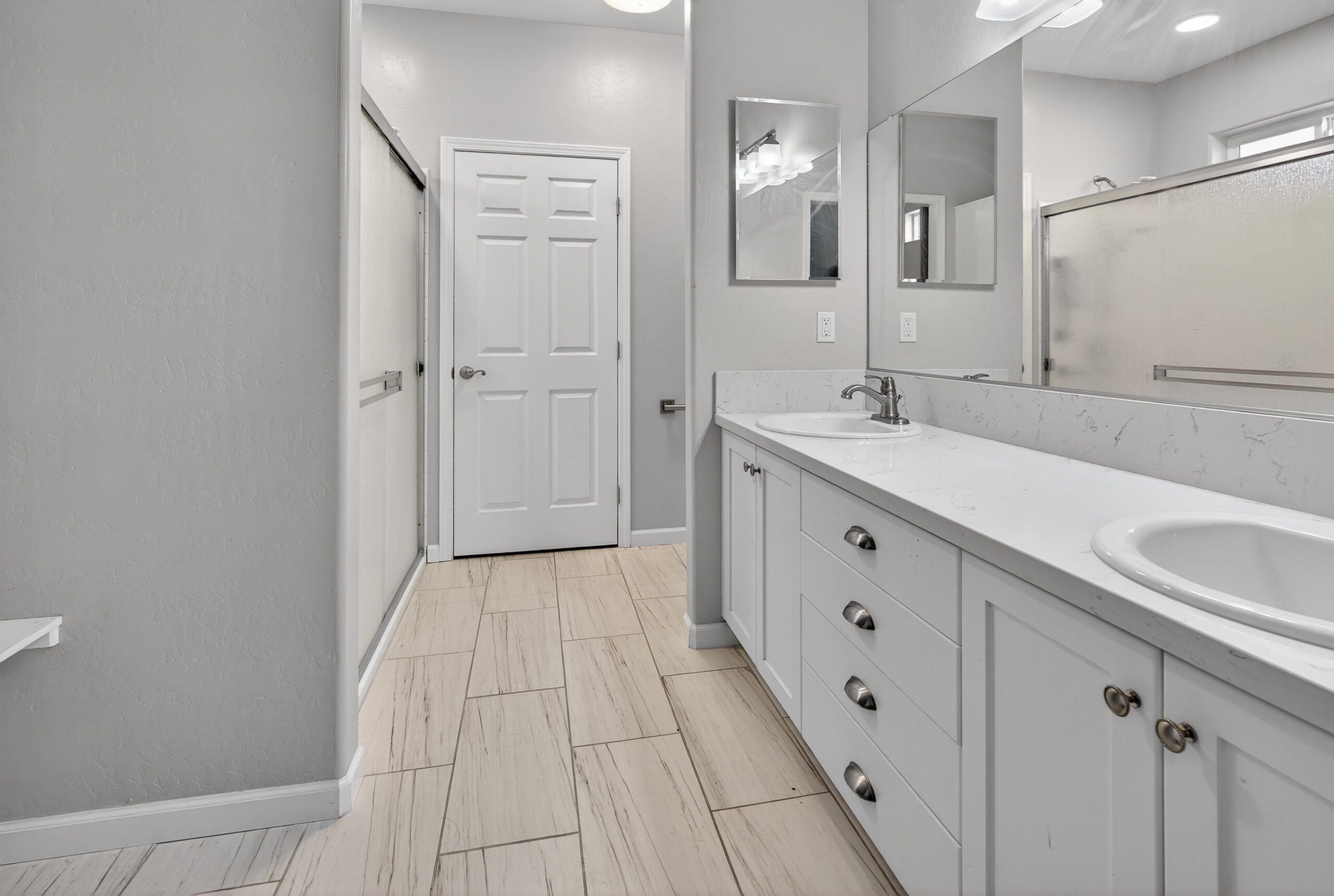 2113 S Columbus Ct, Visalia, CA 93277