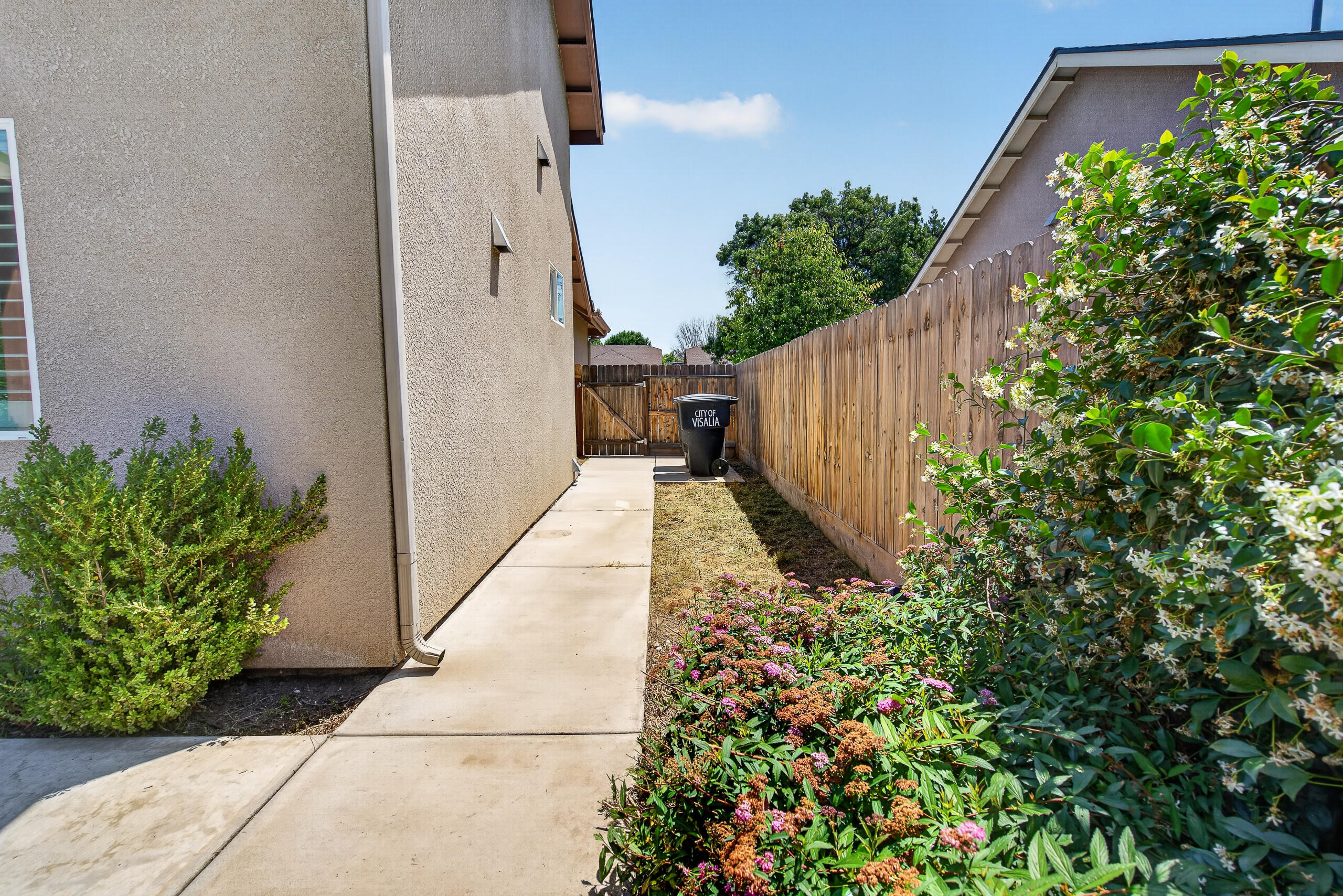 2113 S Columbus Ct, Visalia, CA 93277