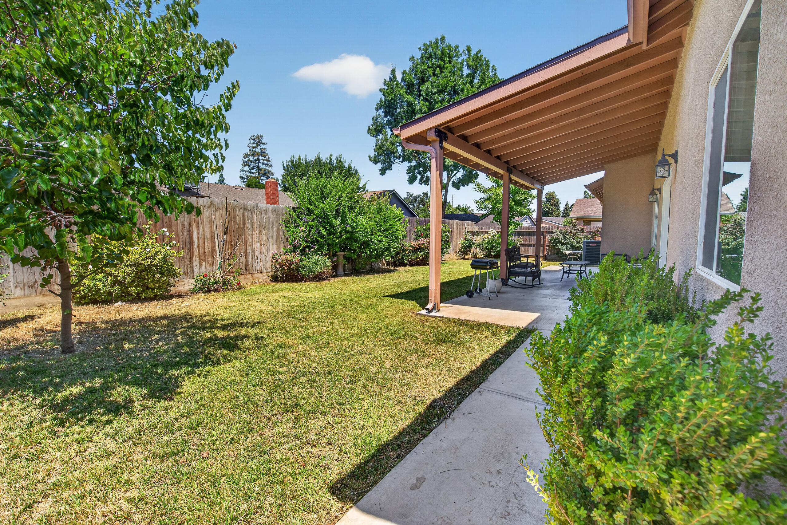 2113 S Columbus Ct, Visalia, CA 93277
