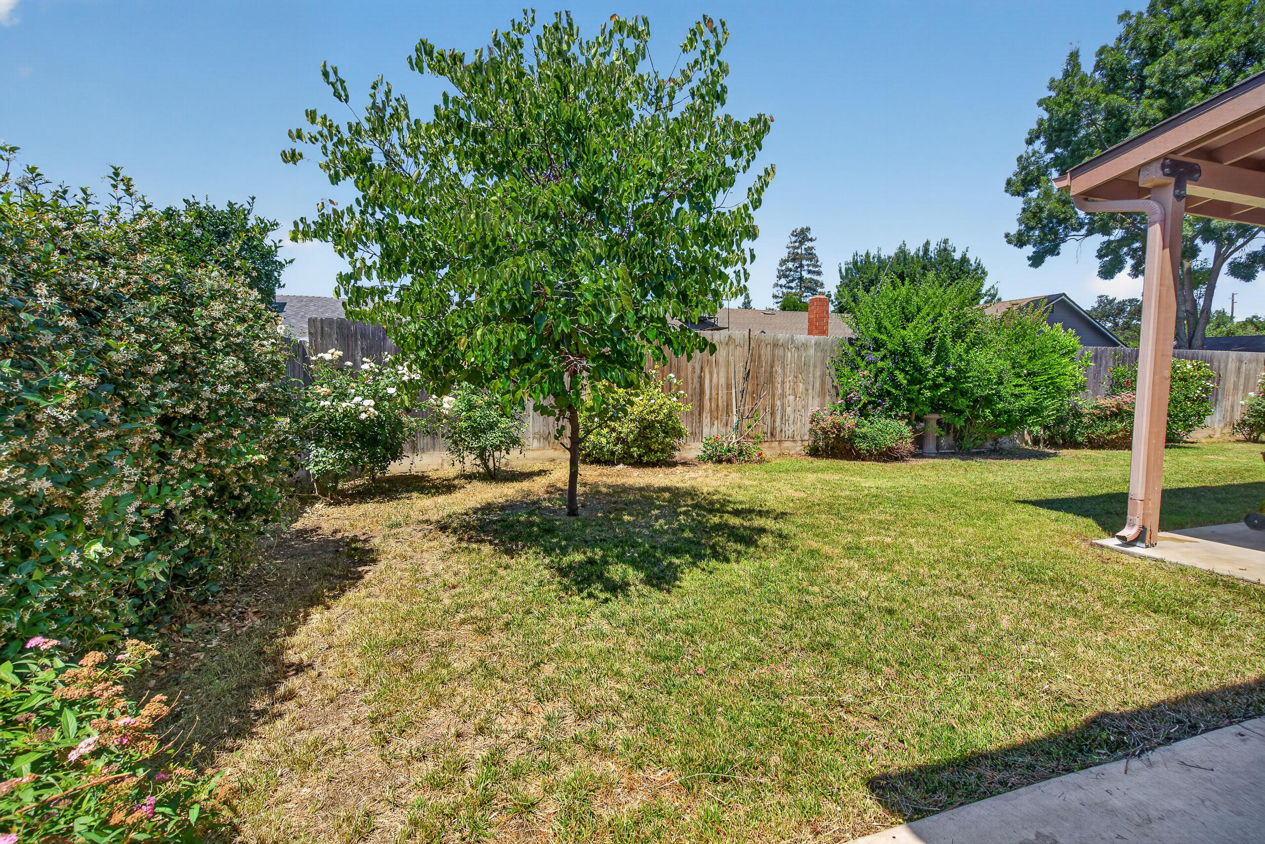 2113 S Columbus Ct, Visalia, CA 93277