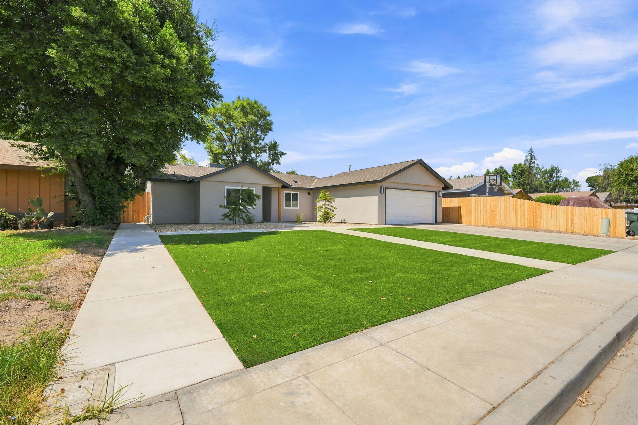 1047 S Noyes St, Visalia, CA 93277