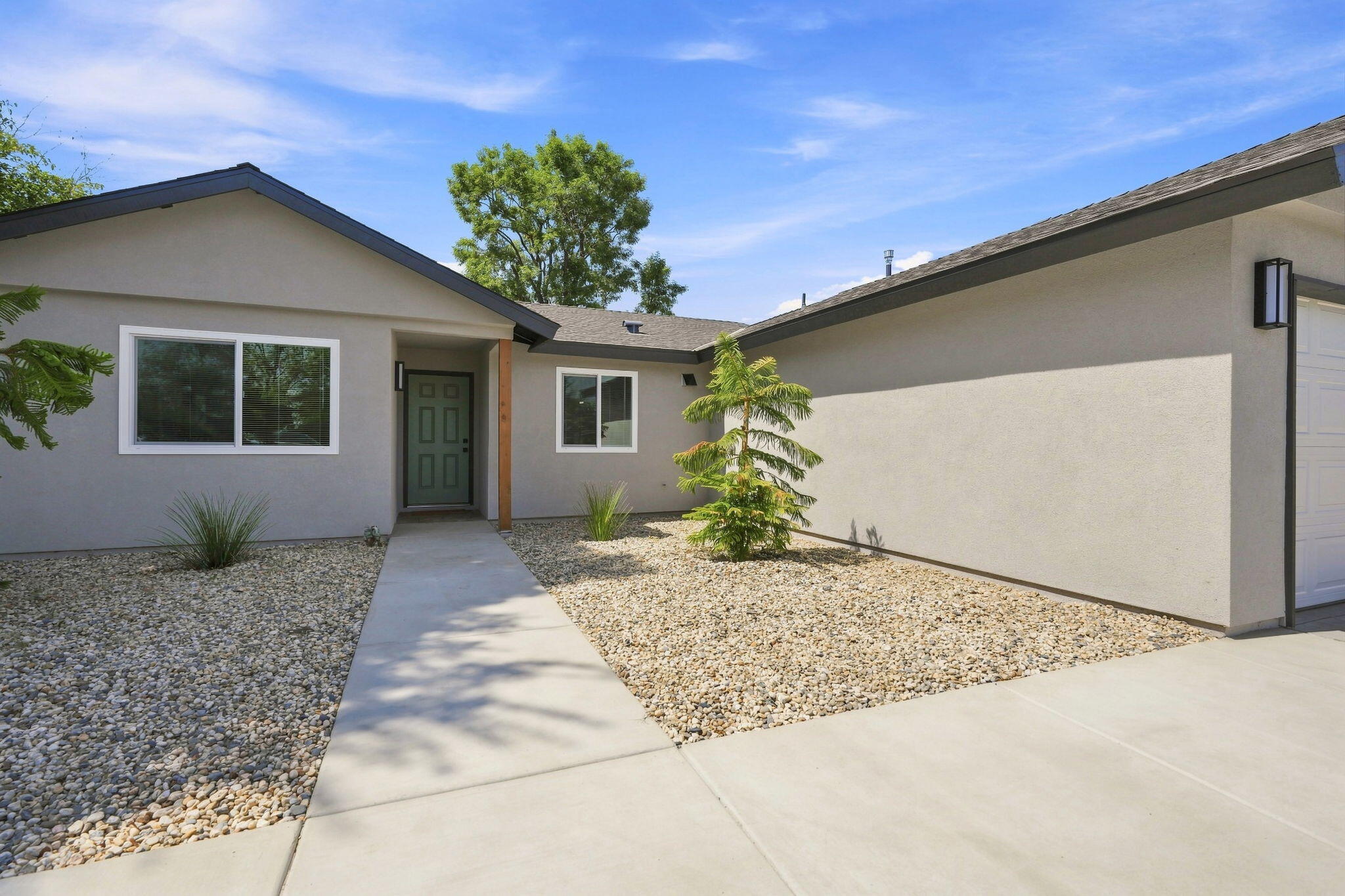 1047 S Noyes St, Visalia, CA 93277
