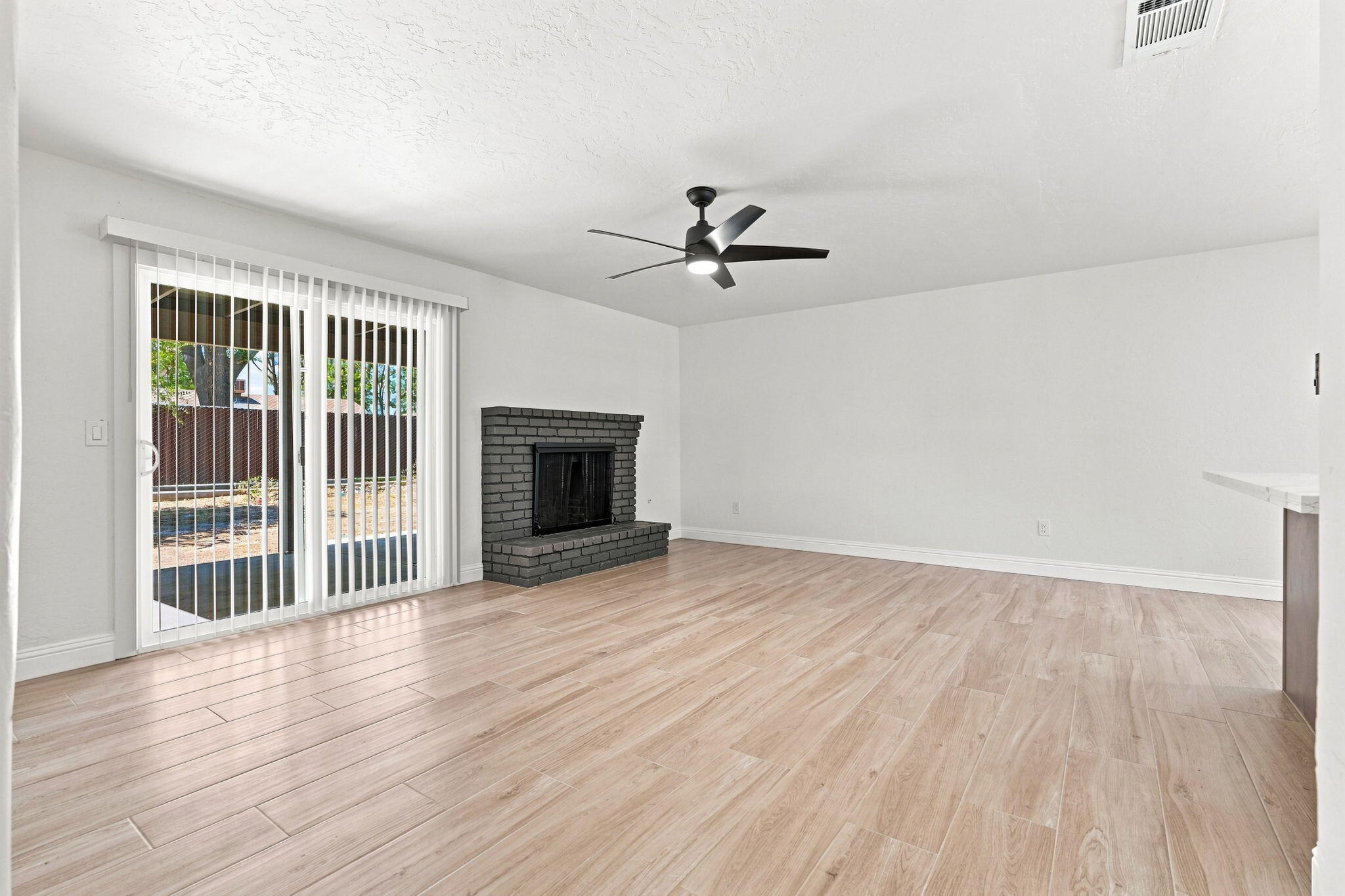 1047 S Noyes St, Visalia, CA 93277