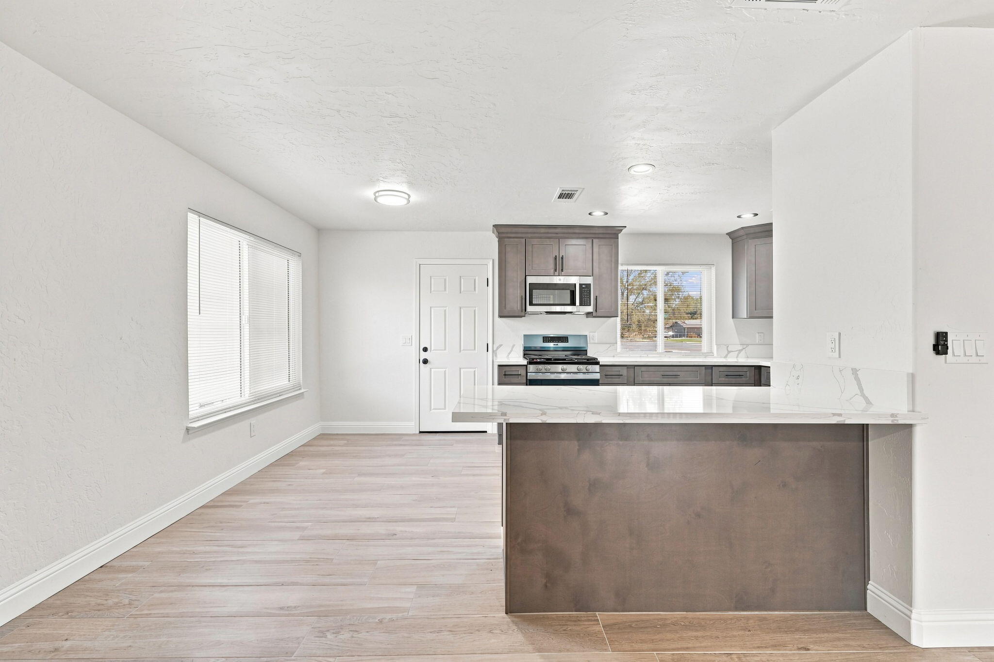 1047 S Noyes St, Visalia, CA 93277
