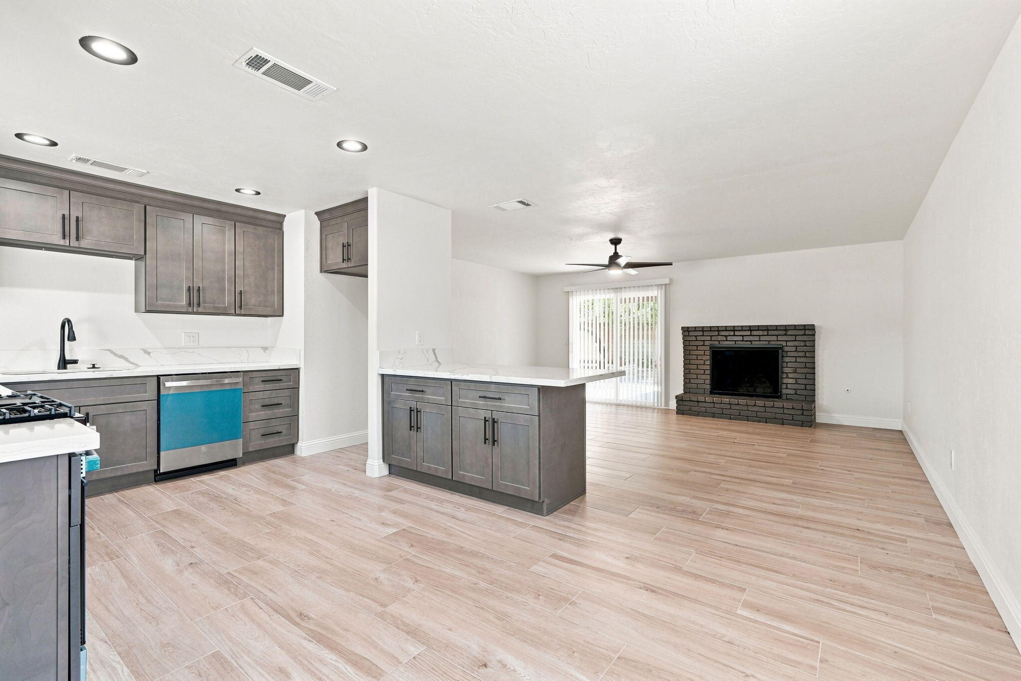 1047 S Noyes St, Visalia, CA 93277