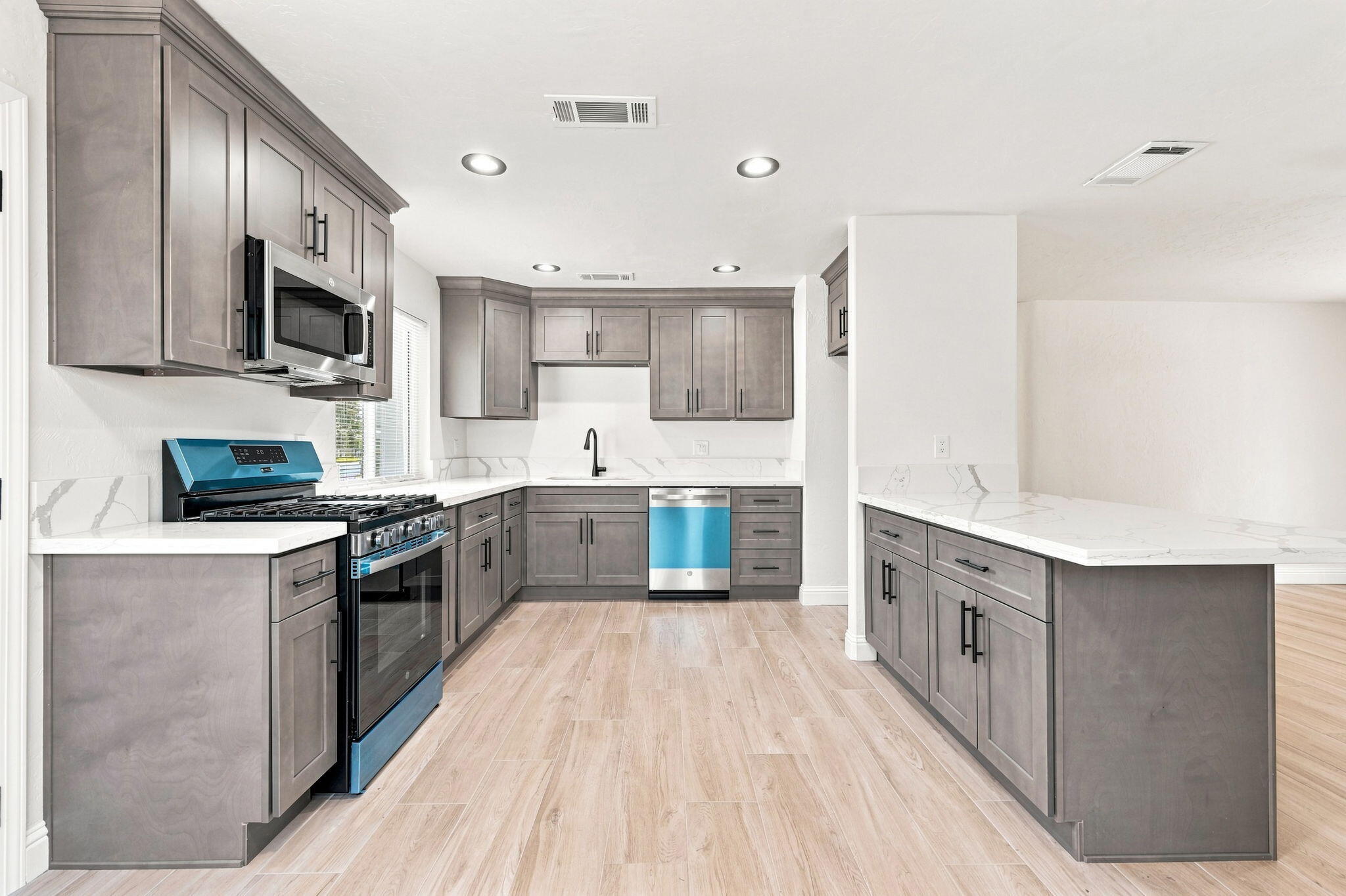 1047 S Noyes St, Visalia, CA 93277