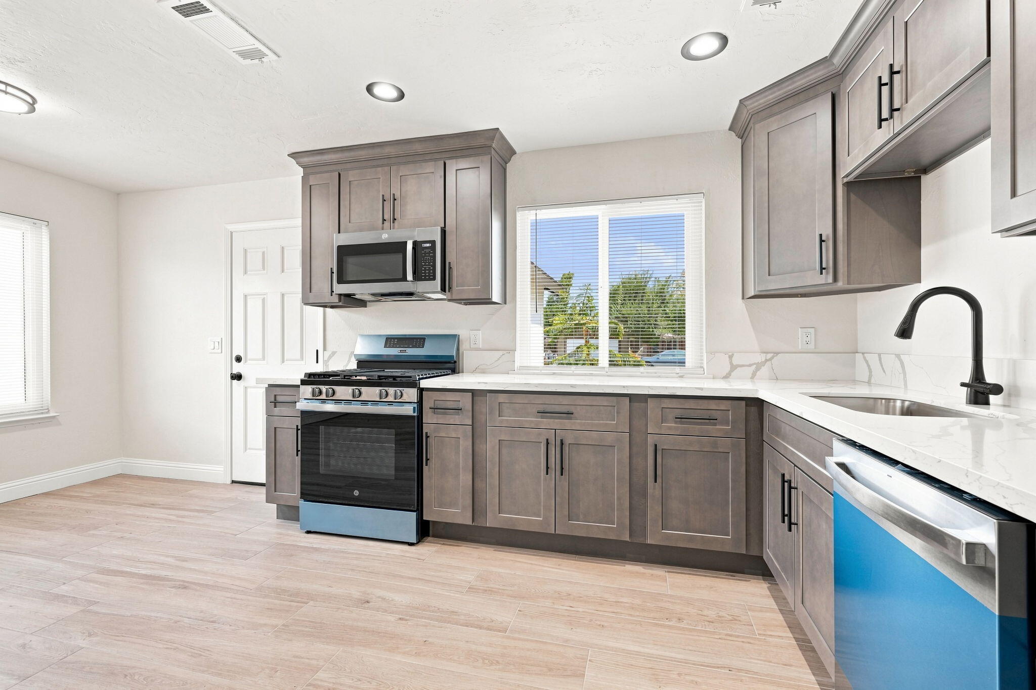 1047 S Noyes St, Visalia, CA 93277