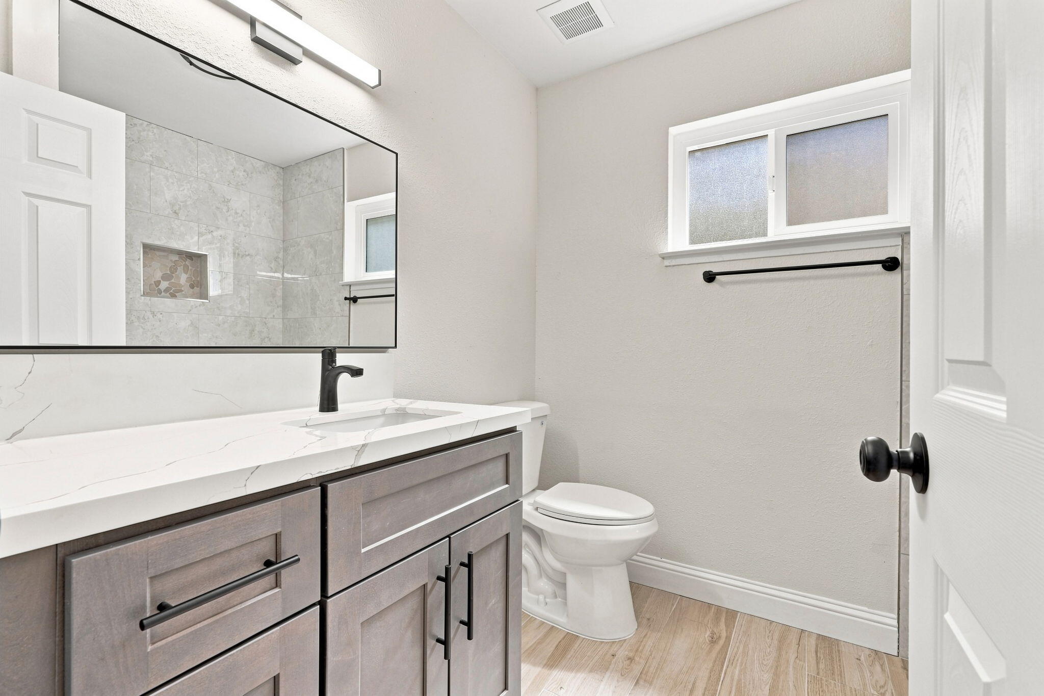 1047 S Noyes St, Visalia, CA 93277