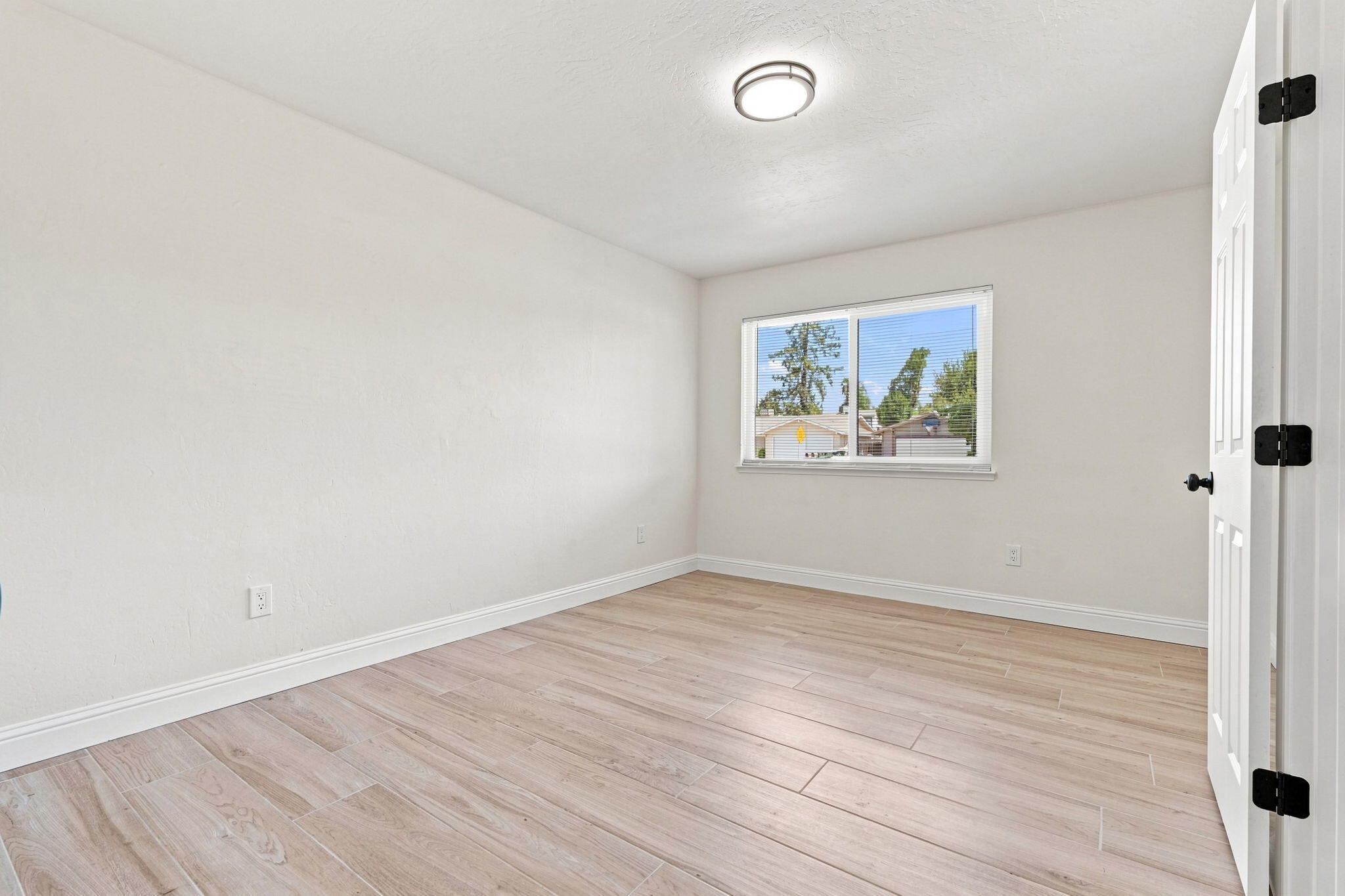1047 S Noyes St, Visalia, CA 93277