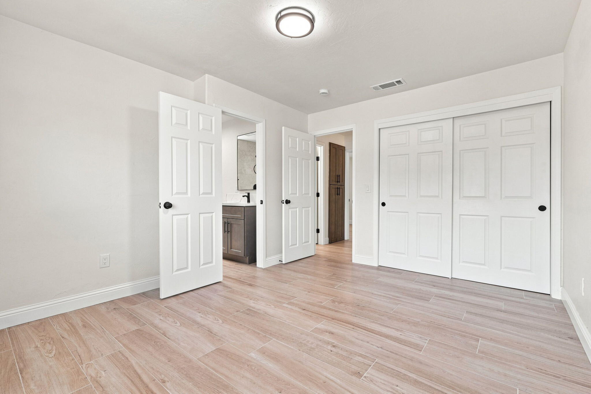 1047 S Noyes St, Visalia, CA 93277