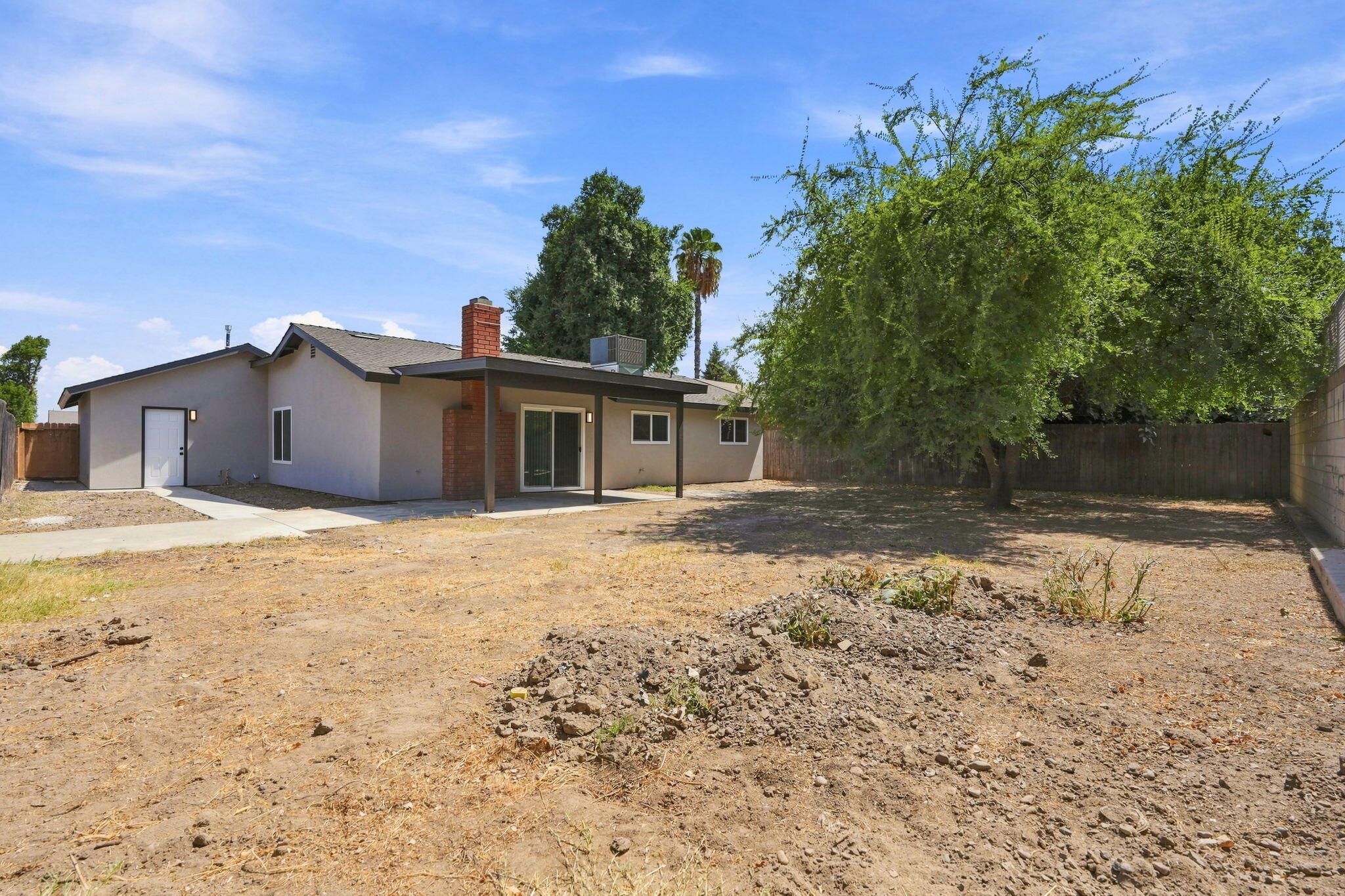 1047 S Noyes St, Visalia, CA 93277