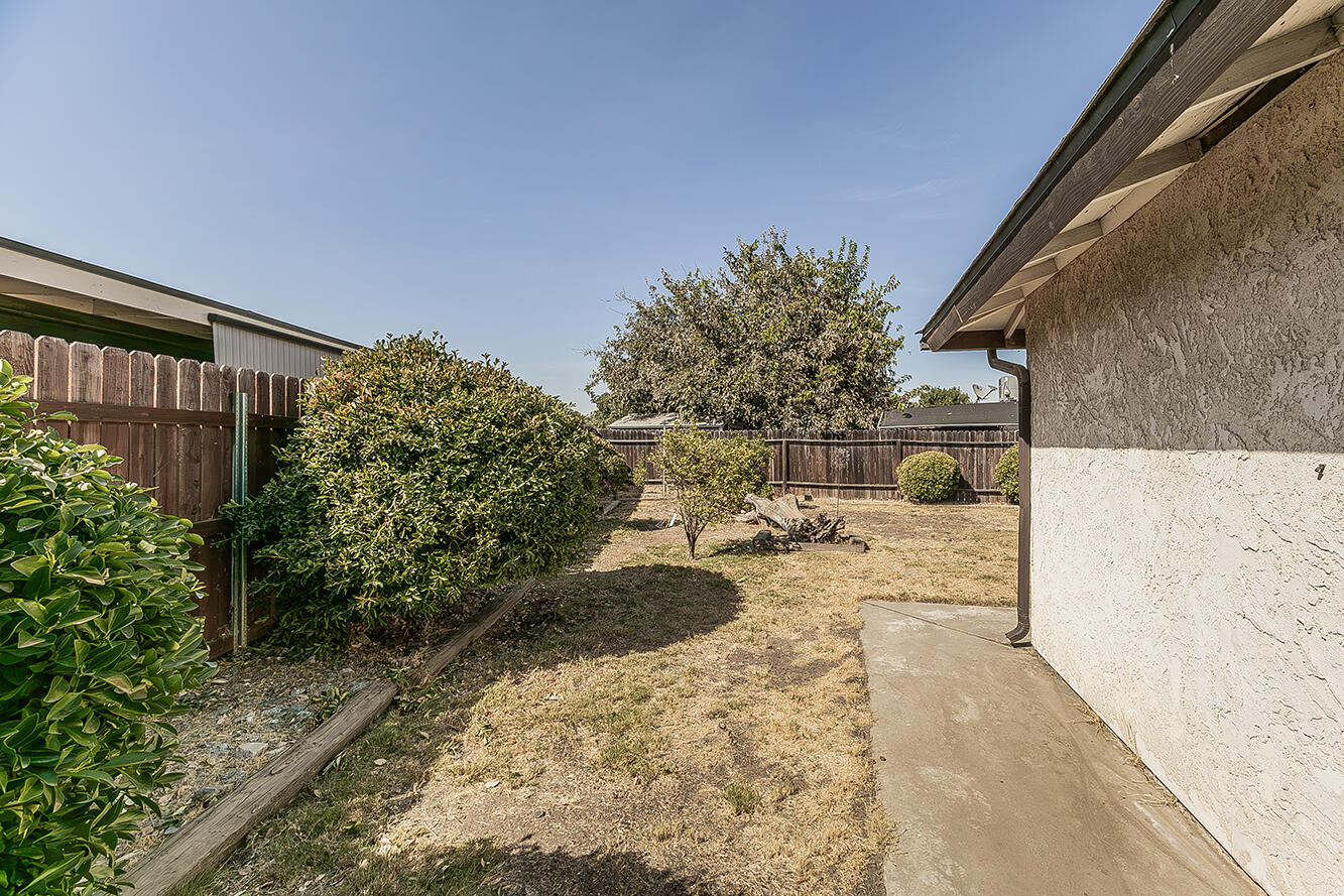 1145 Van Ct, Hanford, CA 93230