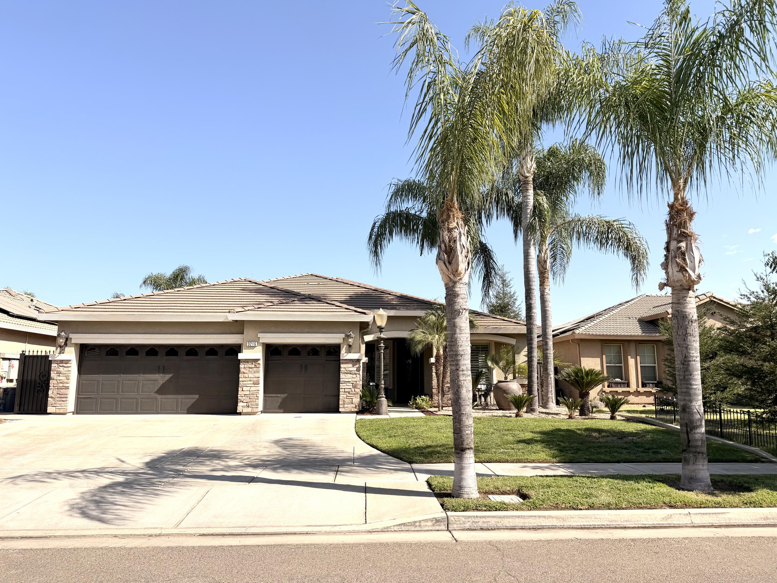 3216 W Buena Vista Ave, Visalia, CA 93291