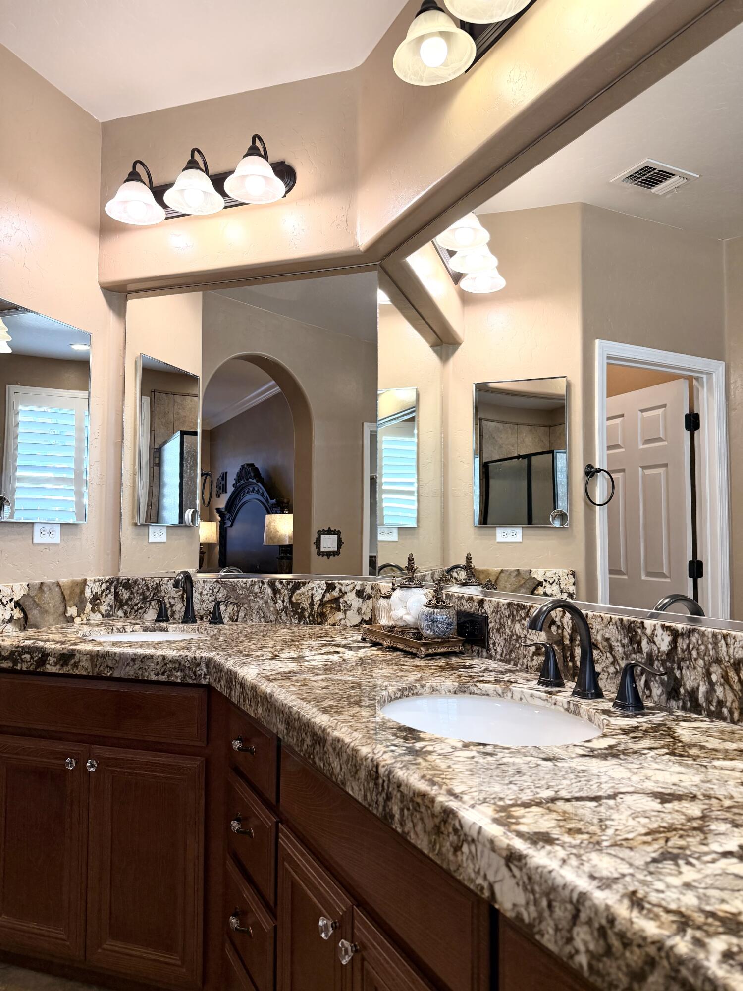 3216 W Buena Vista Ave, Visalia, CA 93291