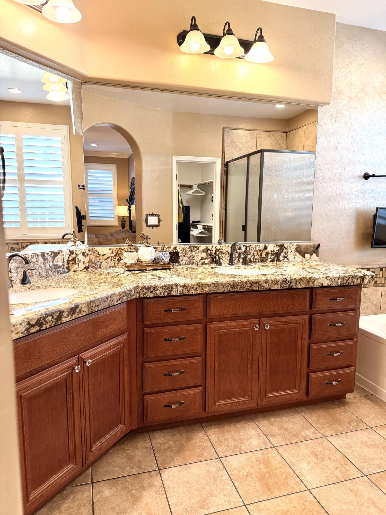 3216 W Buena Vista Ave, Visalia, CA 93291